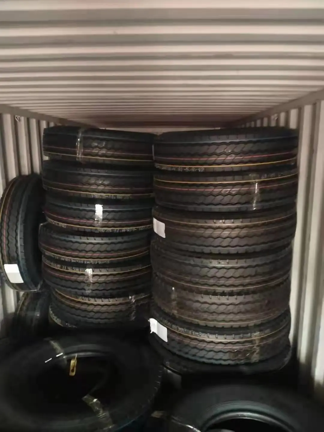 High Quality Durable Rubber Tires 425/65R225, Import Truck Body Parts Truck Tire 425 65 22.5 from China Tires Manufacturer