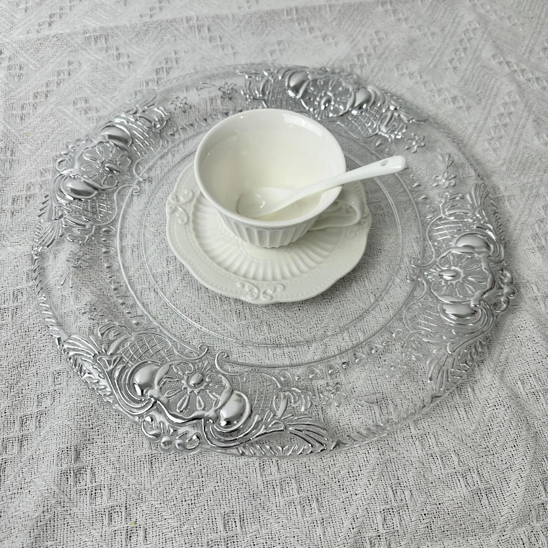 2023 New Design Plastic Material Clear Charger Plates Silver Patterned Trim Gold Rim Charger Plates For Wedding Party