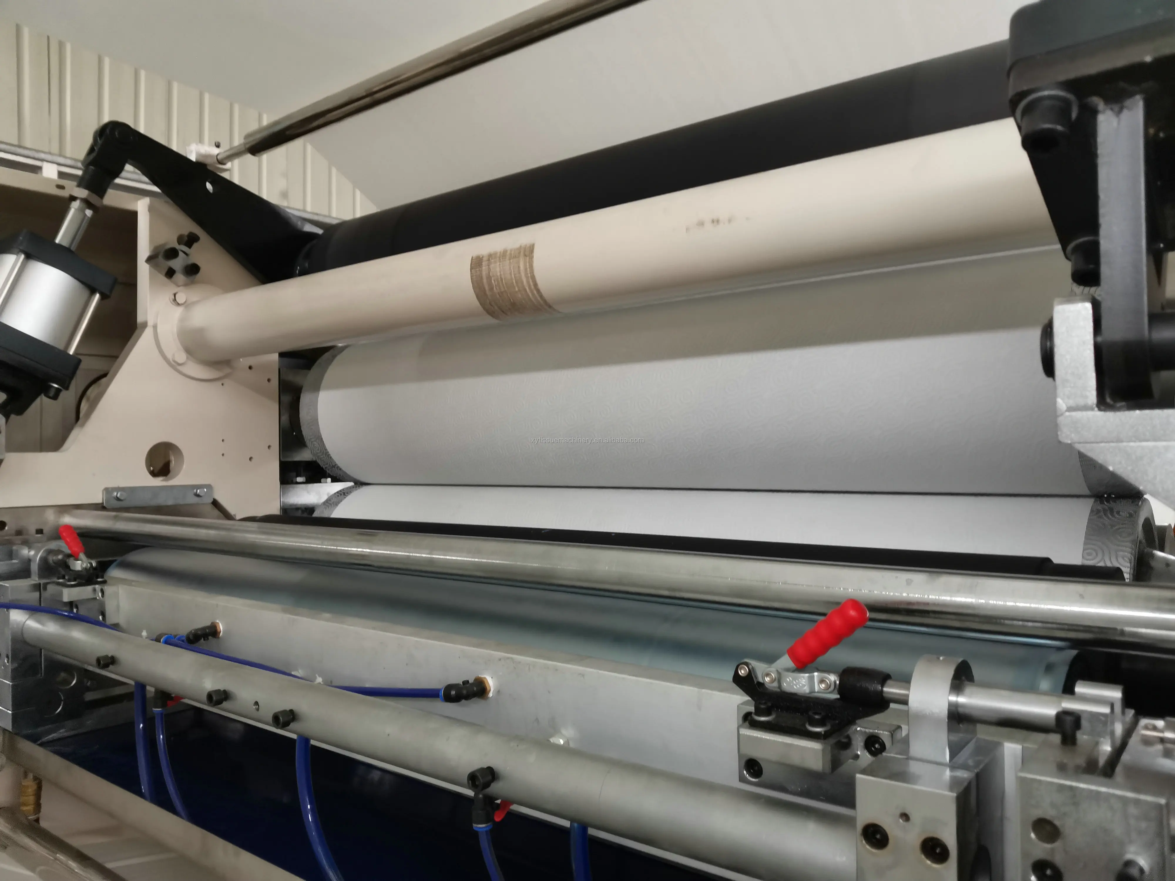 Full automatic small toilet tissue paper roll making machine