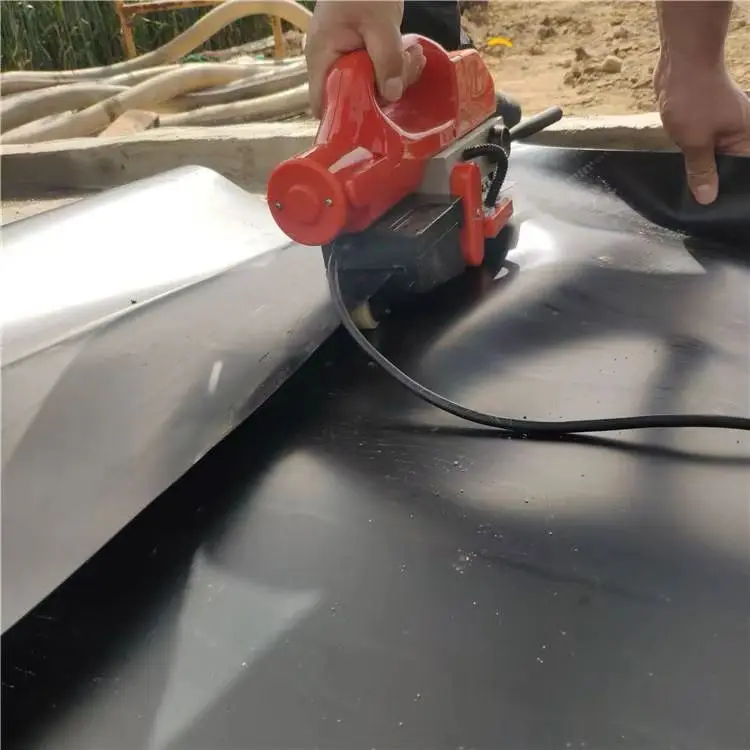 Высокое качество 2 мм HDPE геомембранный вкладыш для бассейна черный и белый 100% чистый материал подводка пруда