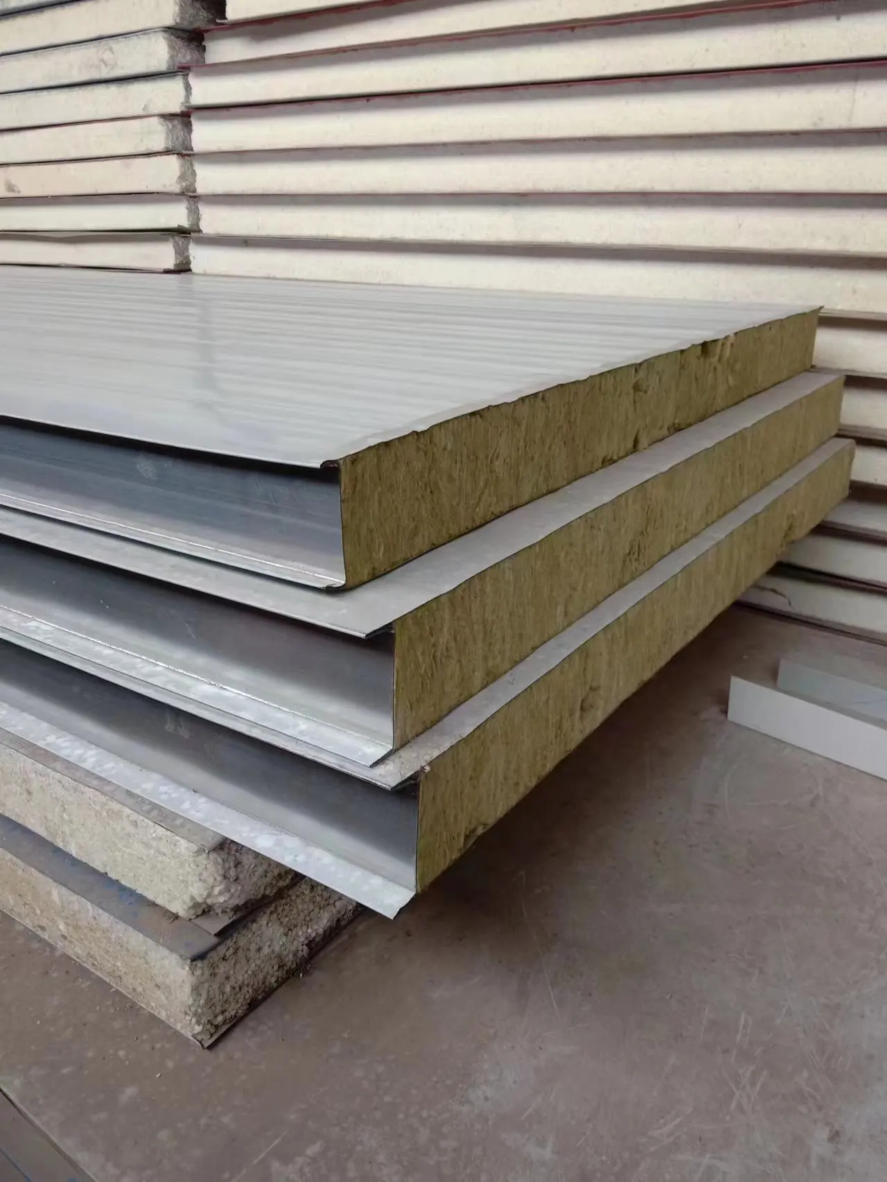 Высококачественная усовершенствованная сэндвич-доска из минеральной ваты эффективный контроль шума в городских районах