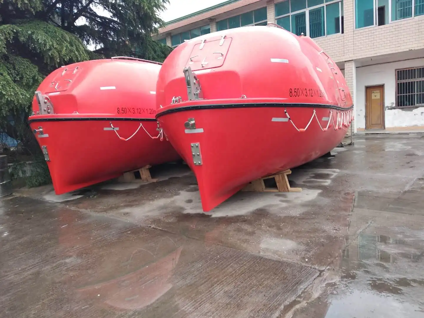 8.5M 85person totally enclosed lifeboat with gravity luffing arm davit CCS BV certificate