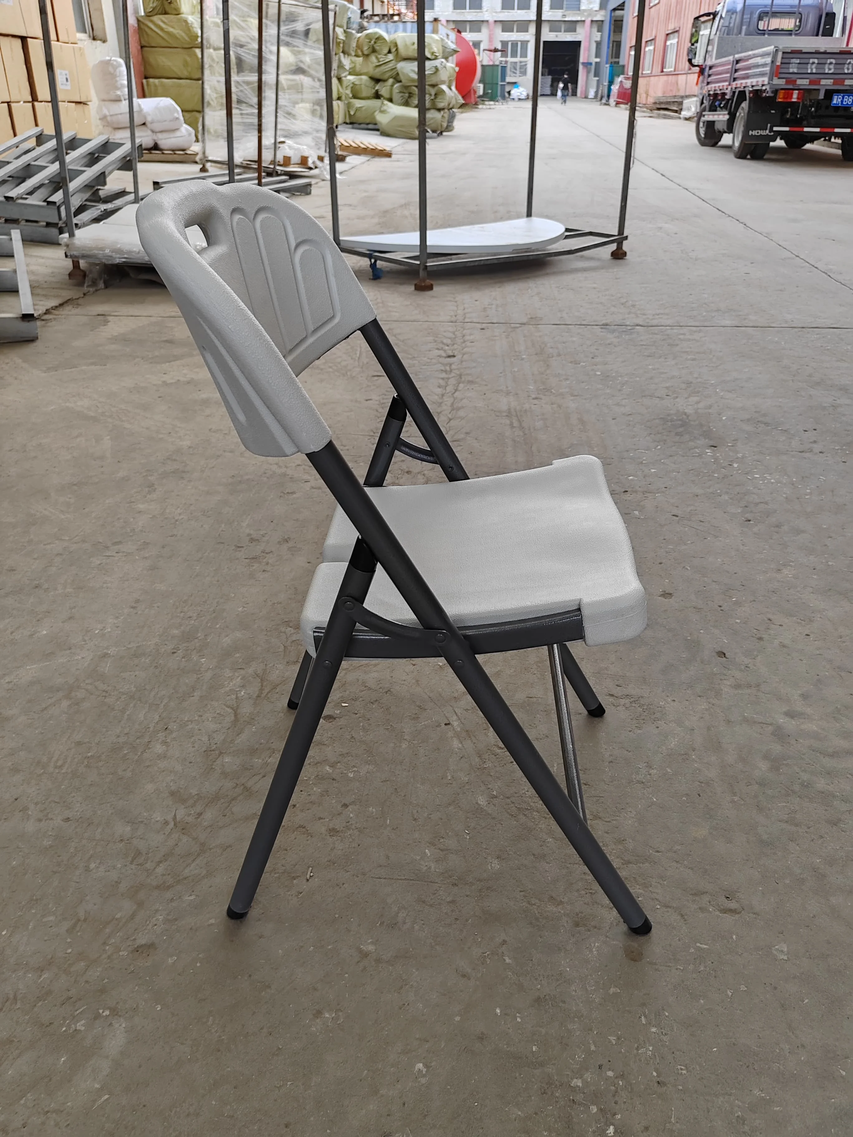 HDPE Outdoor Folding Plastic Chairs Blow Molded Banquet Leisure Foldable Chair