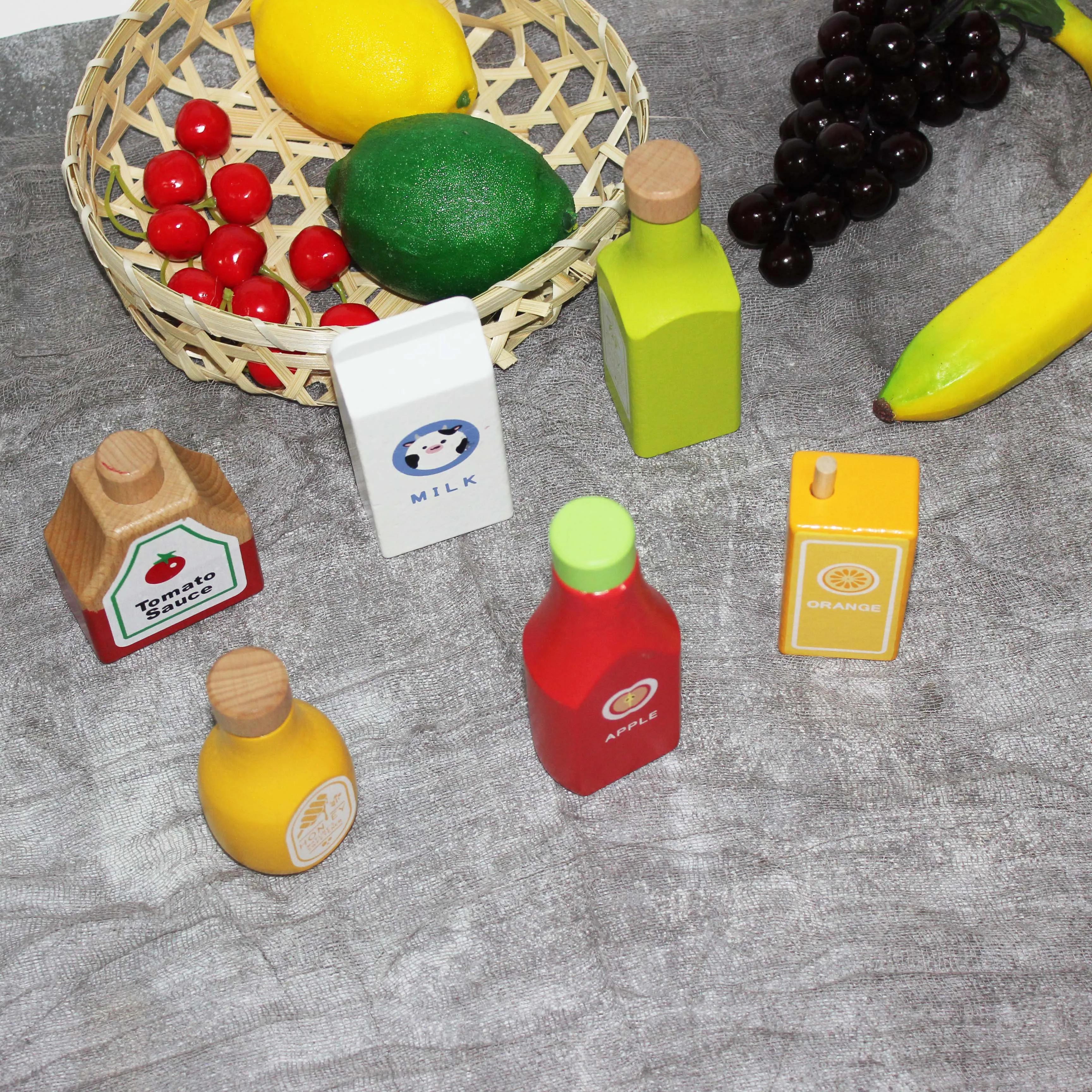 FSC Solid Wood 6pcs Play Food accessories and bottles Kitchen Pretend Play Toy for Toddlers