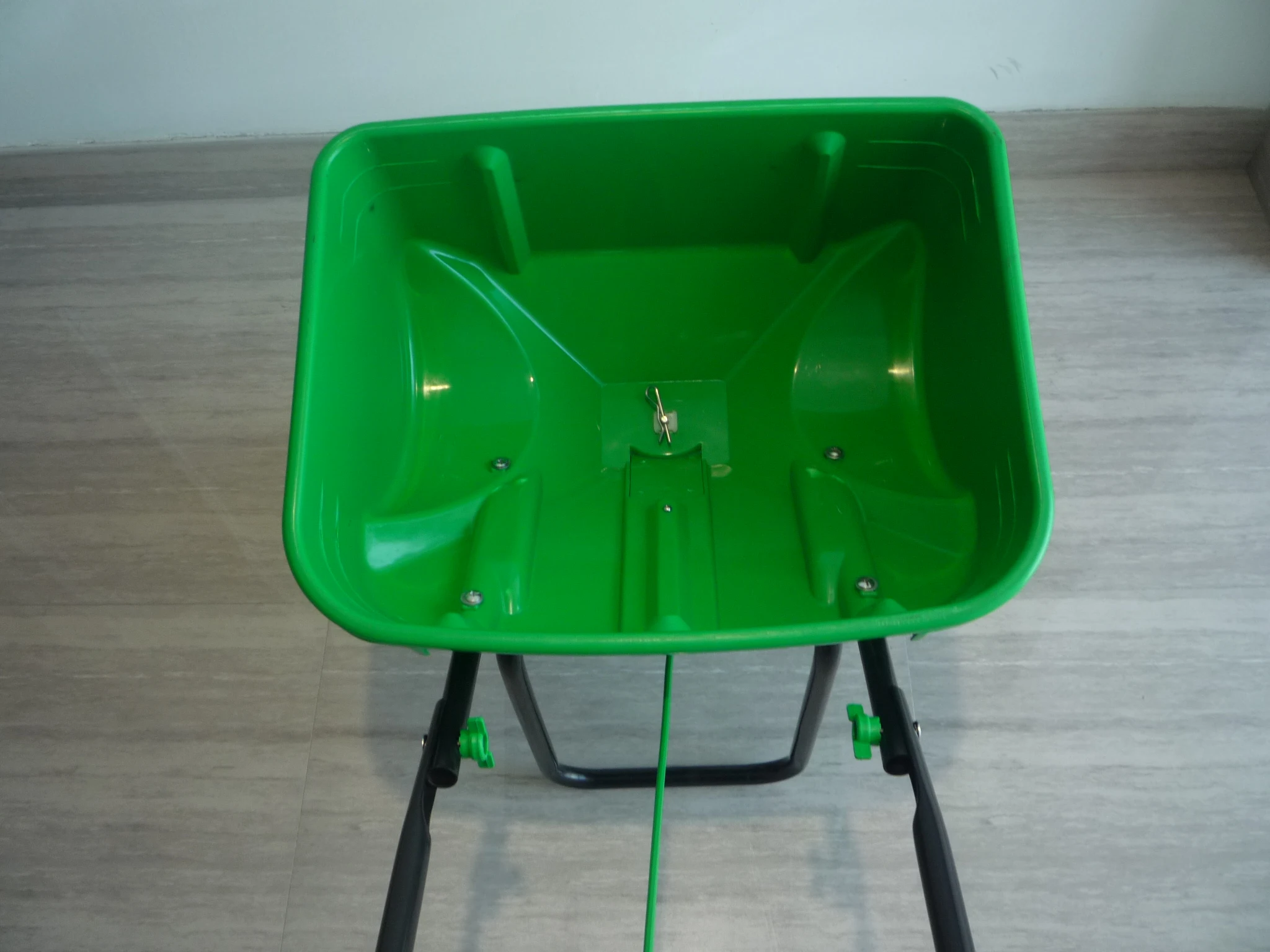garden grass seed fertilizer spreader