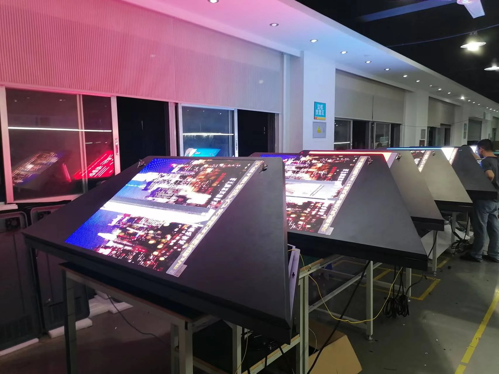 Cloud Platform Smart IOT Street Light Pole Full Color P3 LED Digital Signage Display AD 4G CCTV WiFi GPS Alarm Wireless Charging