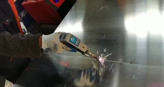 Один из самых популярных в Китае, 1000 Вт 2000 Вт ручной лазерный сварочный аппарат из нержавеющей стали для воздушной трубы 2 мм 3 мм