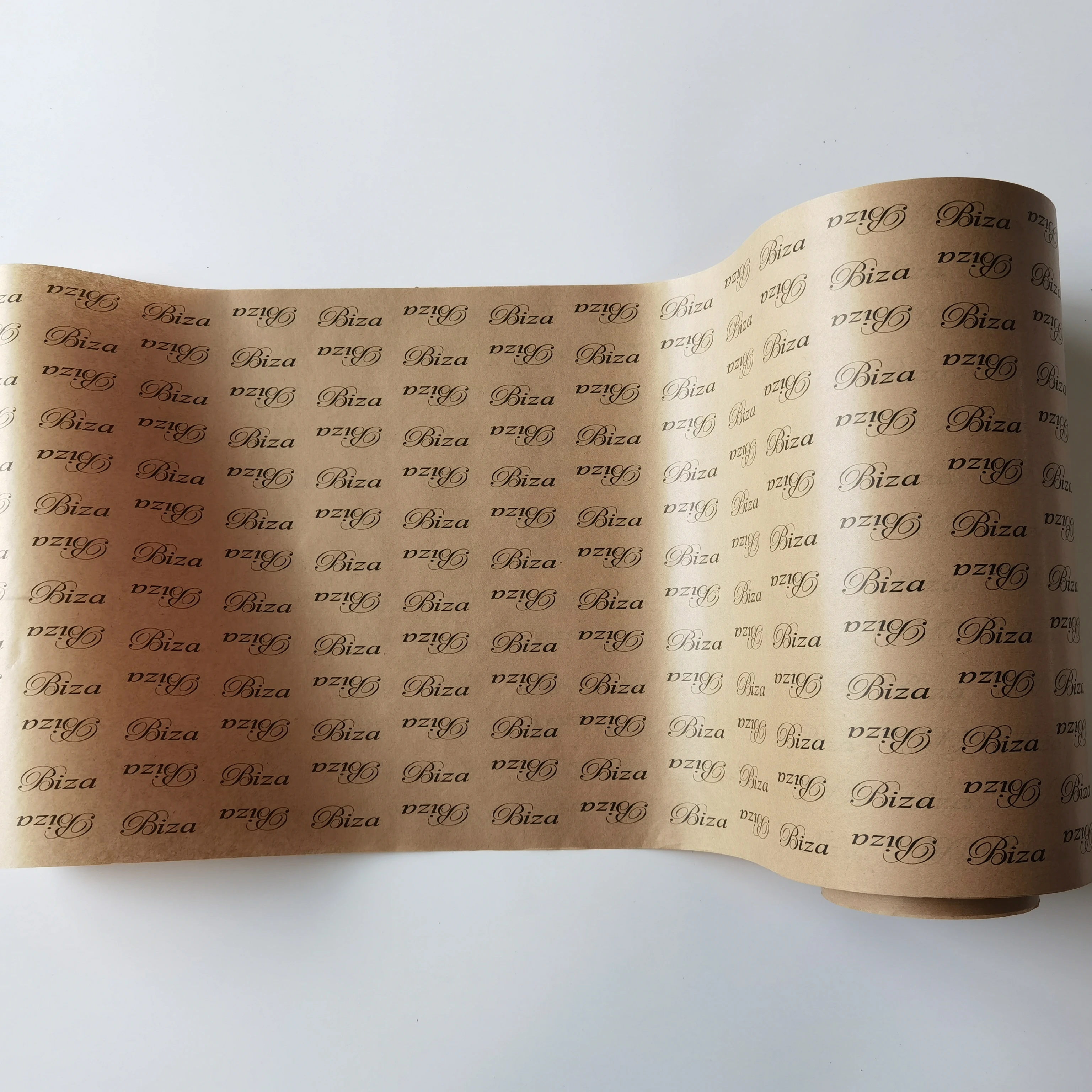 Китайская Фабрика Dongguan, производитель натуральной коричневой и черной крафтовой бумаги, неограненный бумажный рулон для упаковки футболок, обуви, подарков