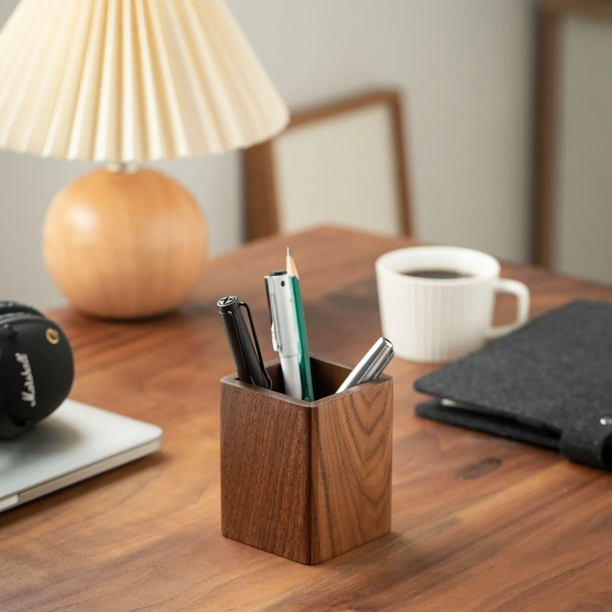 Wholesale Rectangle Pattern Pen Stand Modern Pen Organizer Solid Walnut Wooden Pen Holder for Desk