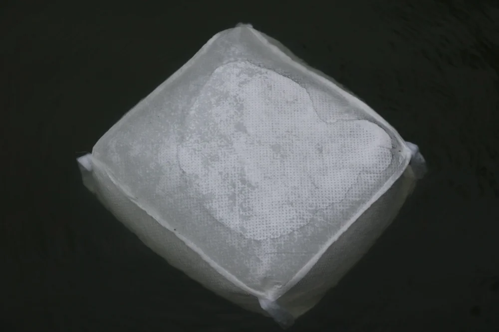 High super absorbent nonwoeven polymer water barrier sandbags flood door dam gate