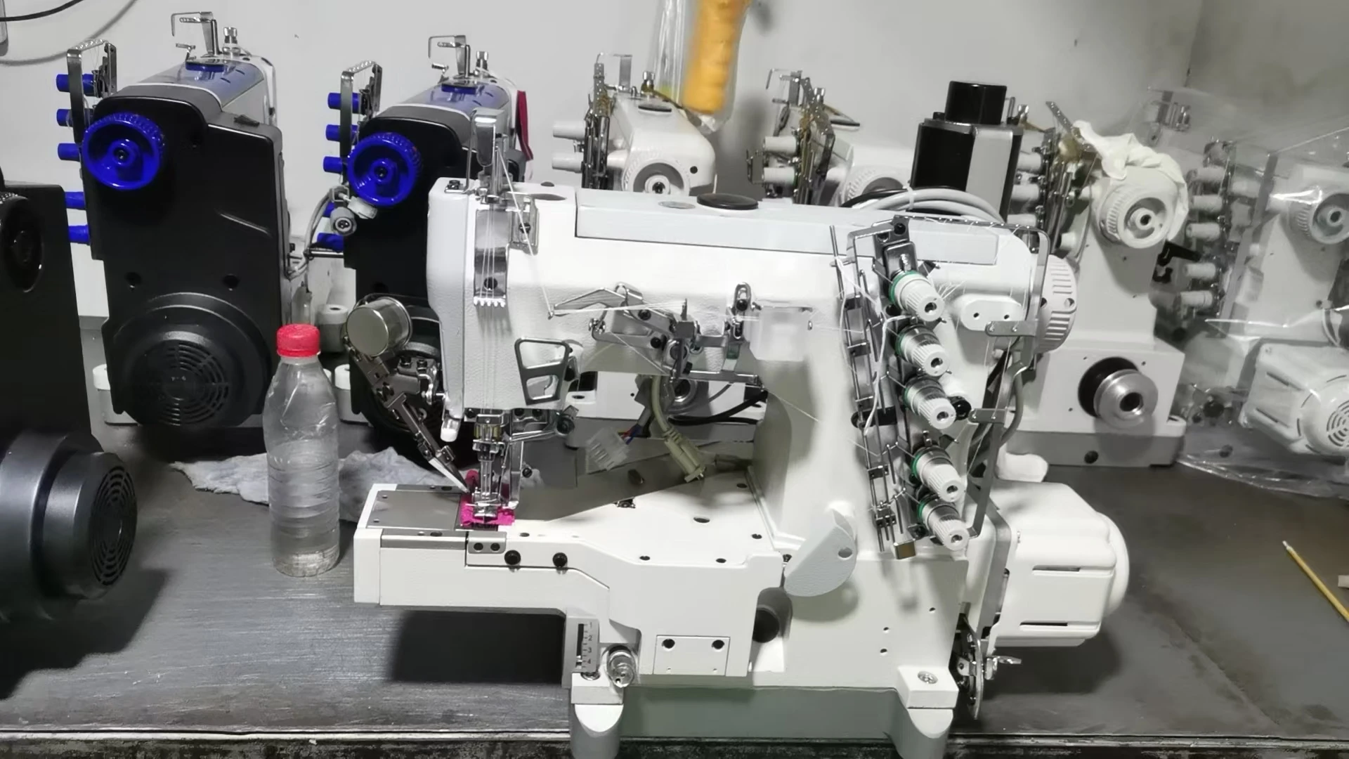 QK600-01UTAutomatic Высокоскоростная Промышленная швейная машина с блокировкой цилиндрической кровати автоматической резьбой