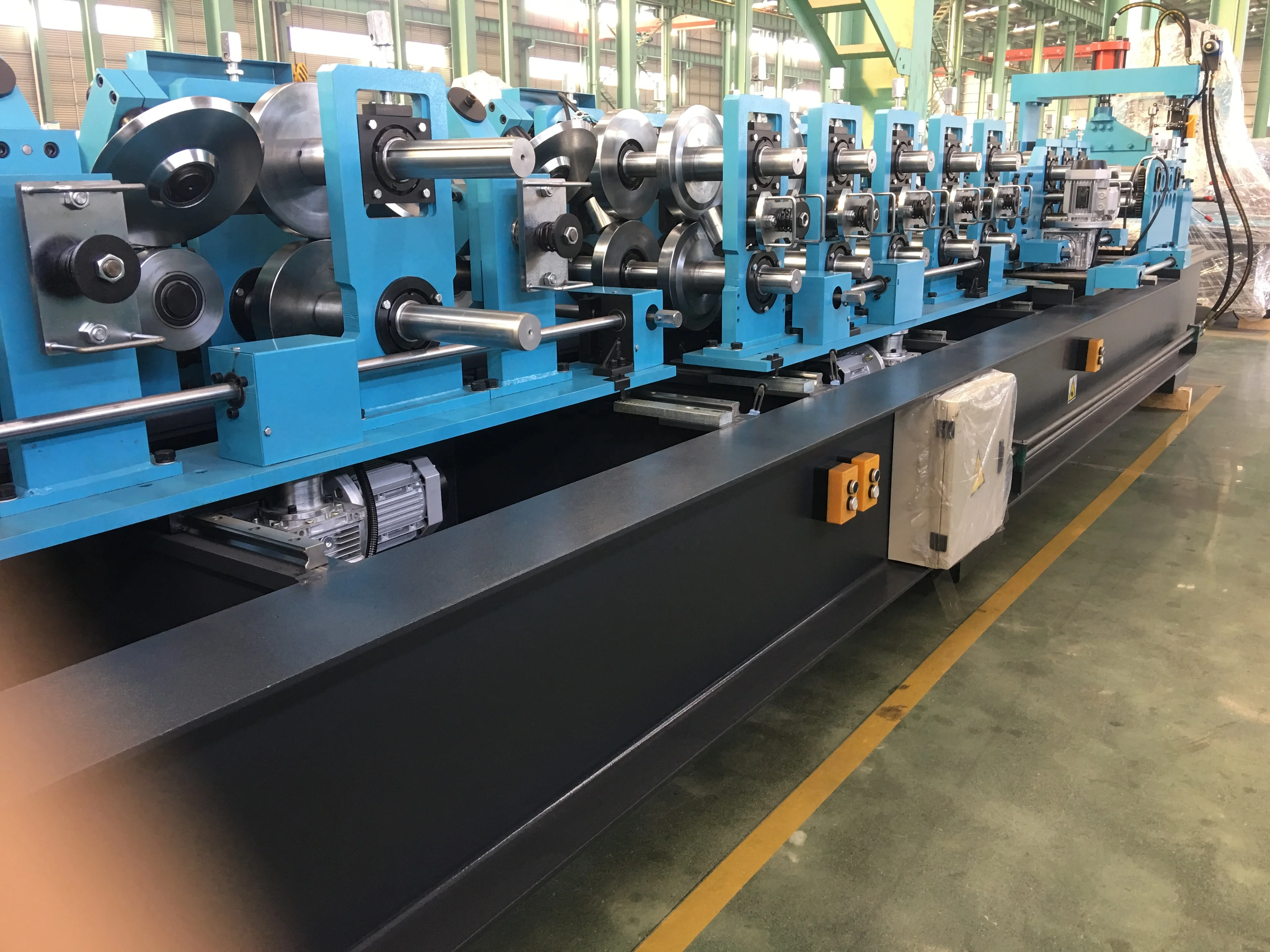 Hydraulic Post Cutting and Hole Punching CZ Purlin Roll Forming Machine