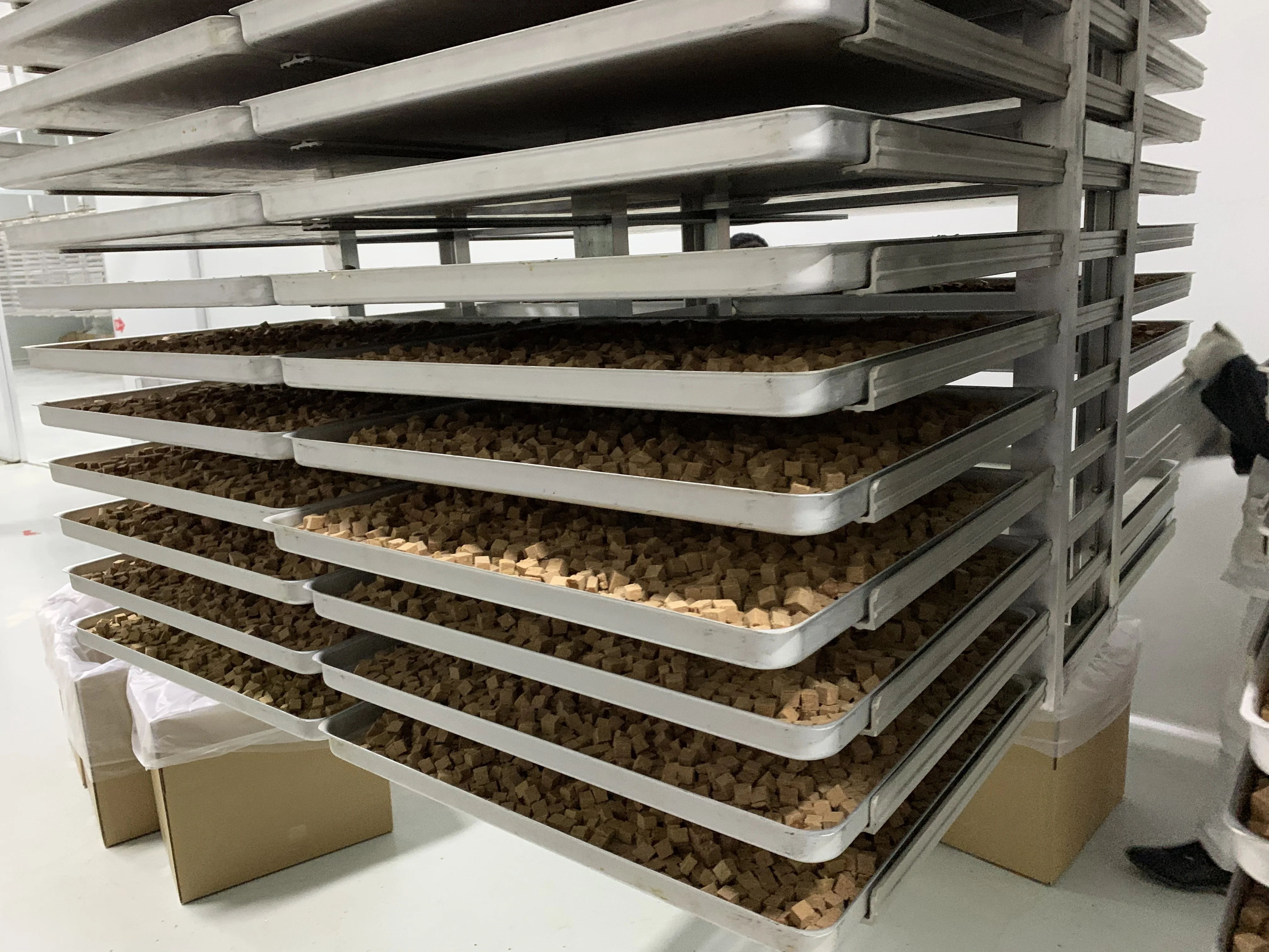 Производство пищевых продуктов для домашних животных, оптовая продажа, сухие палочки для высушенных лососей, сухая еда для домашних питомцев, для крупных пород