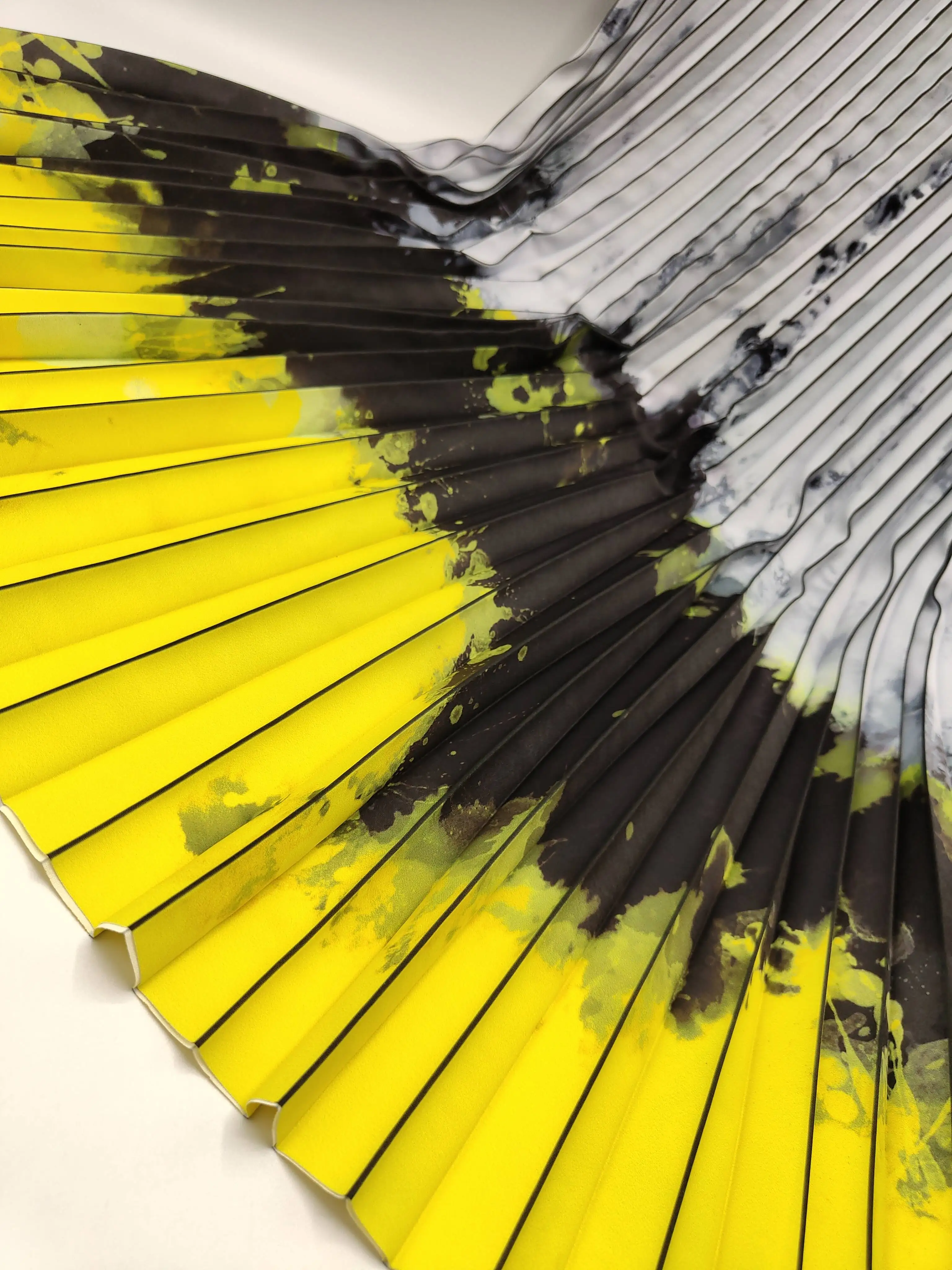 Soft Drooping 100 Polyester Printed Pure Plain Pleated Chiffon Crepe Fabric For Lady Skirt Pants