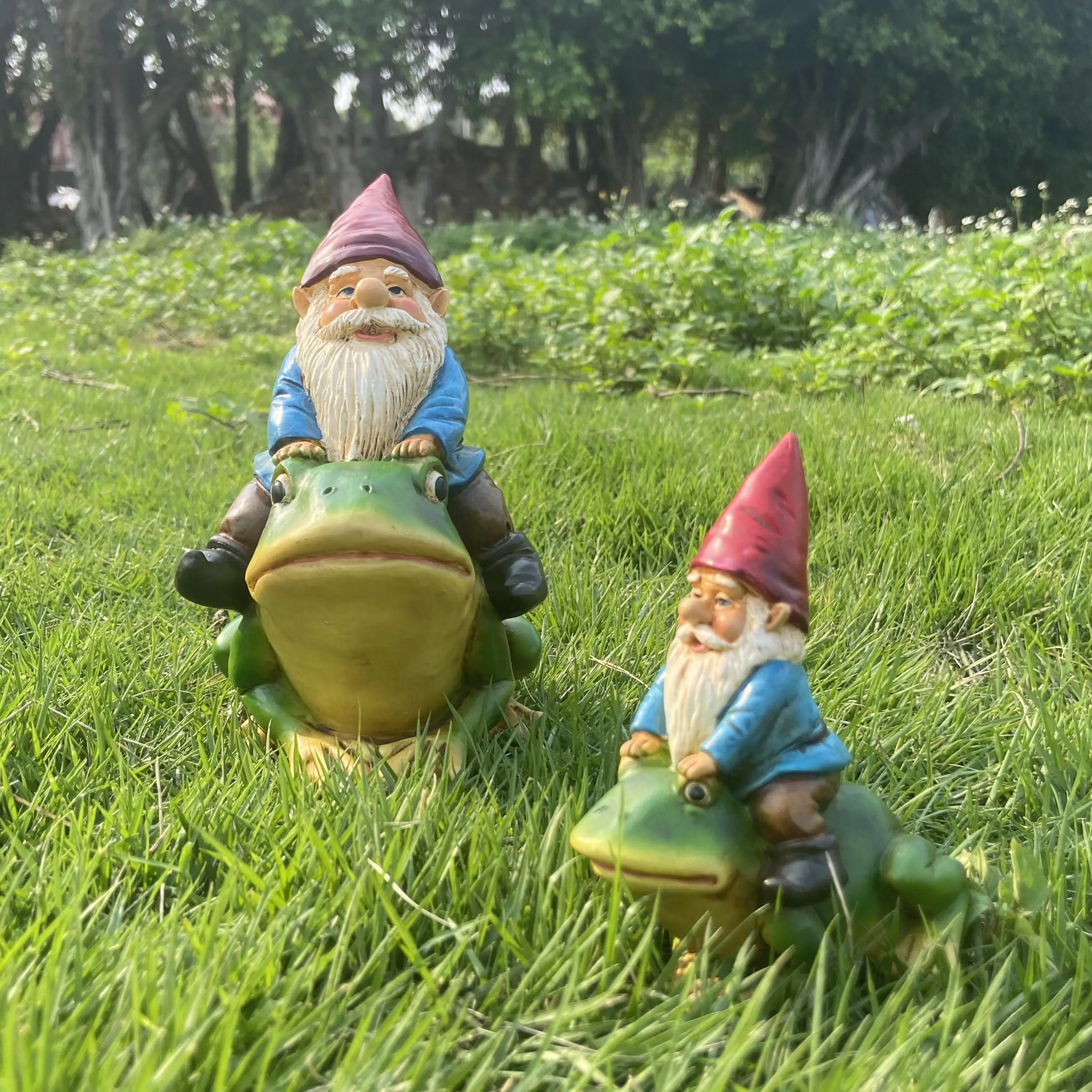 Resin gnomes sitting on frog statue cute garden decor resin craft funny gnome ornaments for outdoor or house decor