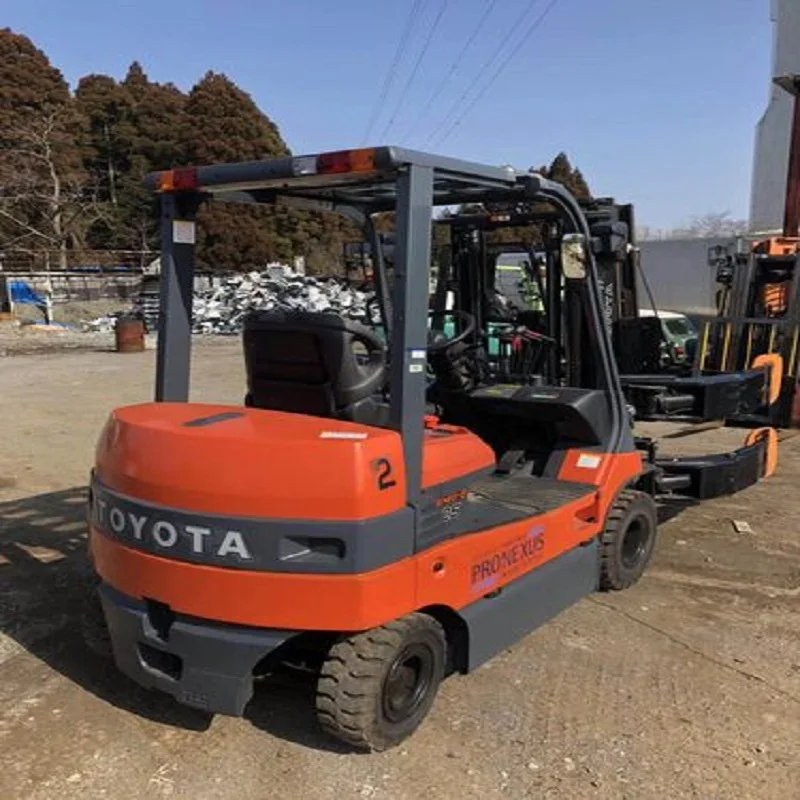 Used 3 ton Toyota FD30 forklift trucks for cargo handling selling well in Malaysia