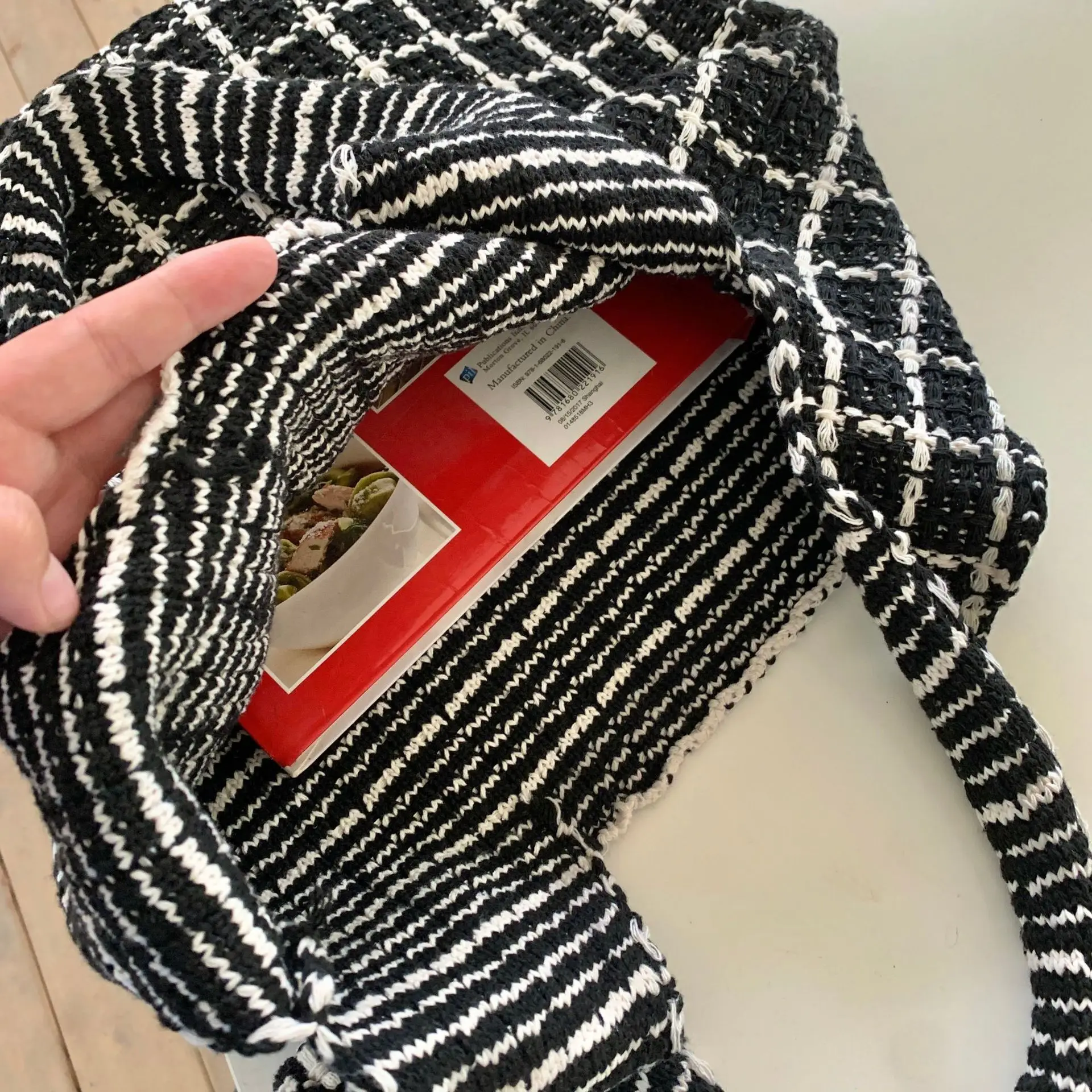 New Arrivals Korean Fashion Designer Plaid Knitted Bag Woven Large Capacity Tote Bags Elegant Handbag Versatile Shoulder Bag