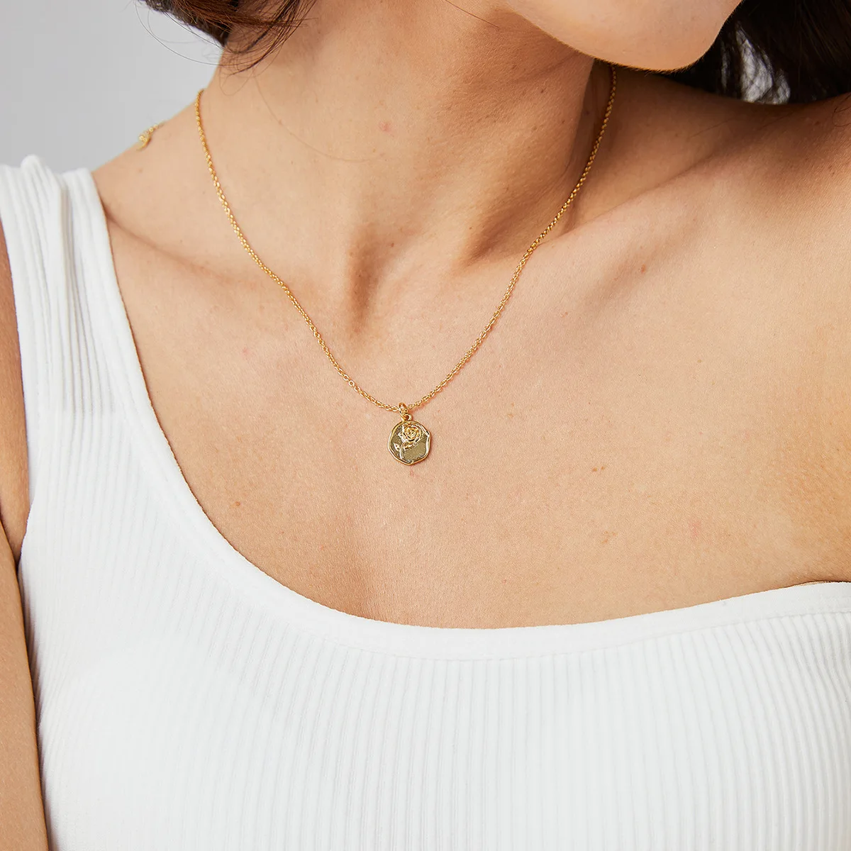 Fashion Gold Plated Brass Jewelry Temperament Vintage Embossed Rose Flower Medallion Coin Pendant Necklace For Women