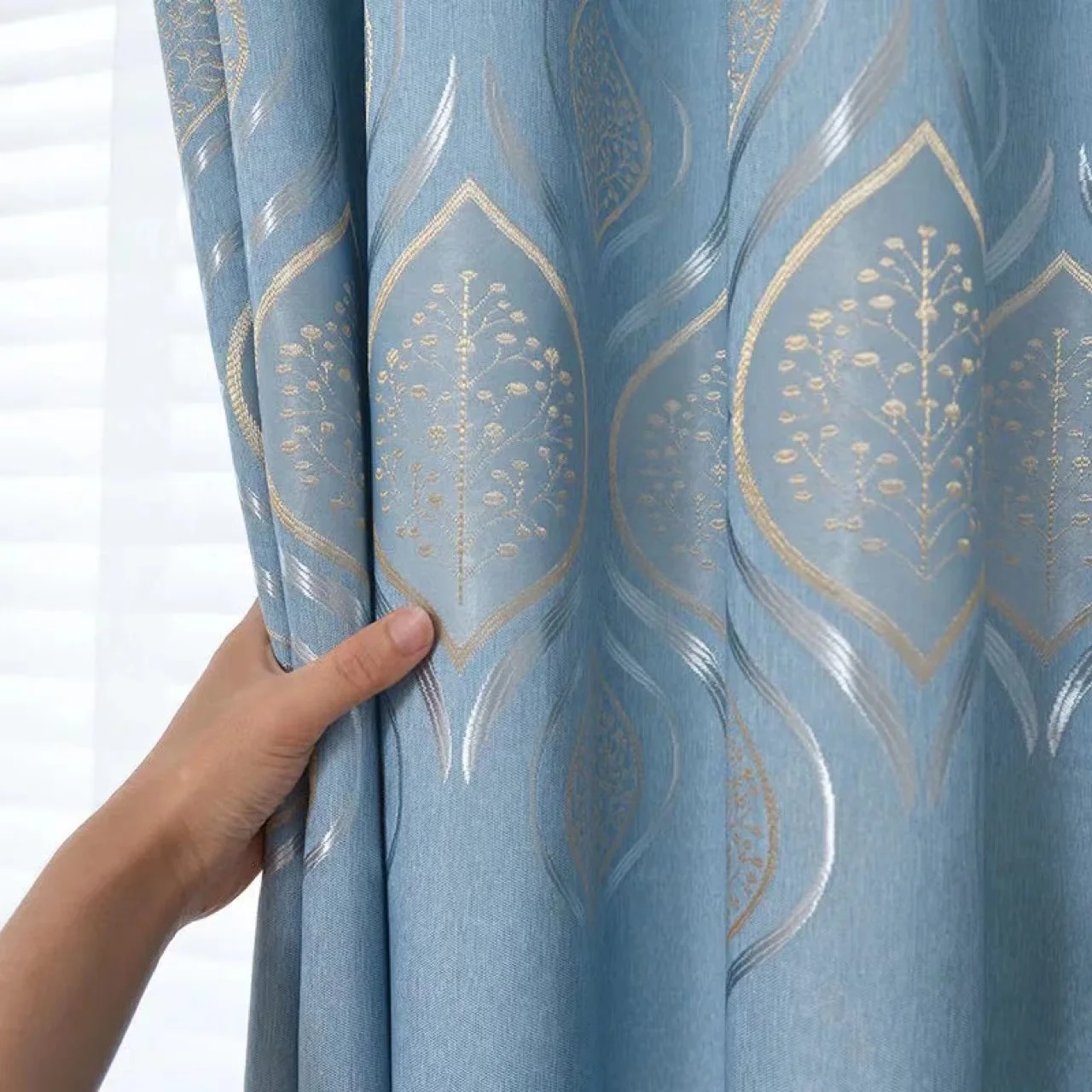 China Factory Luxury Beautiful Latest Print Jacquard Blackout Curtain Ready Made Curtain For Living Room