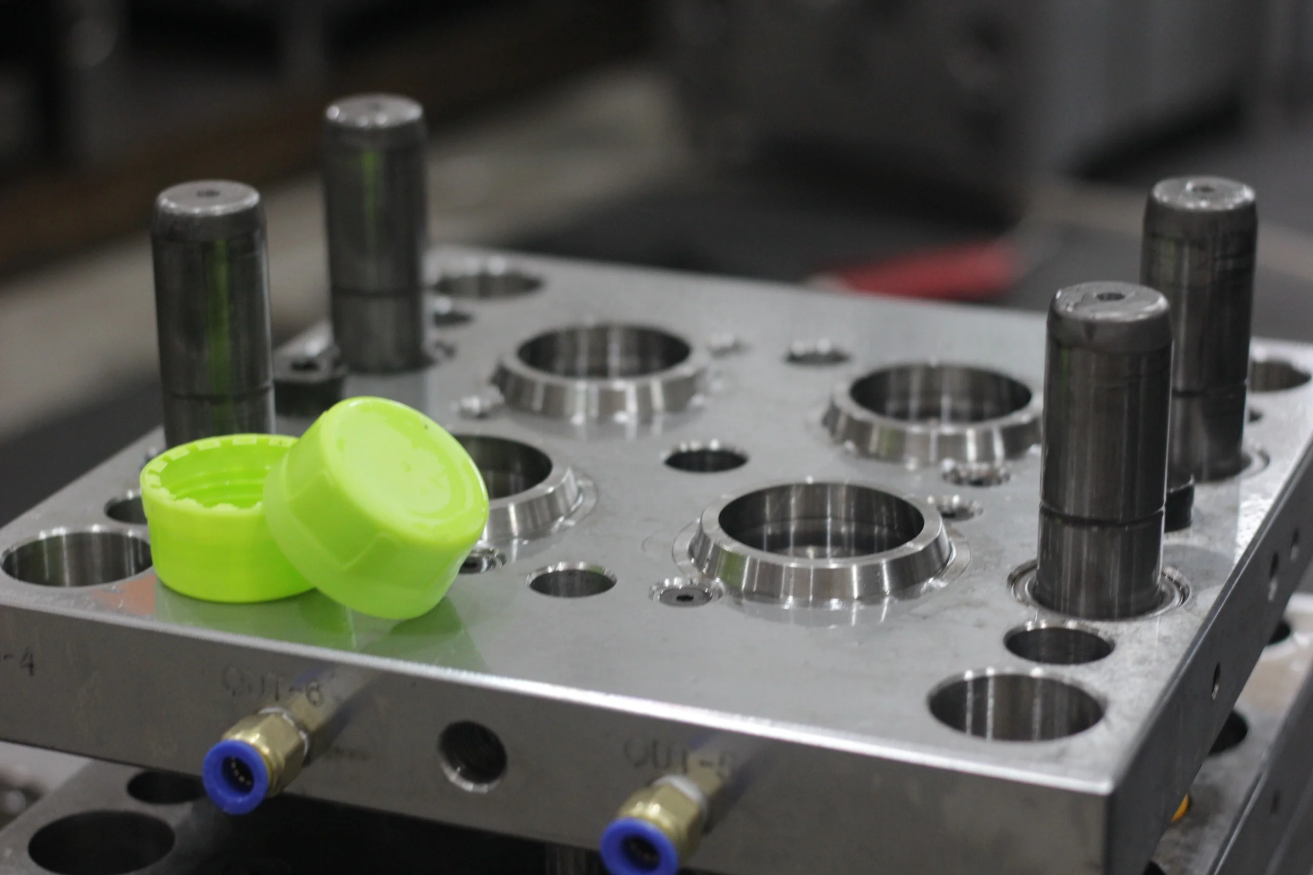 4 cavity Hot selling new bottle cap mold high quality latest engine oil cap mold