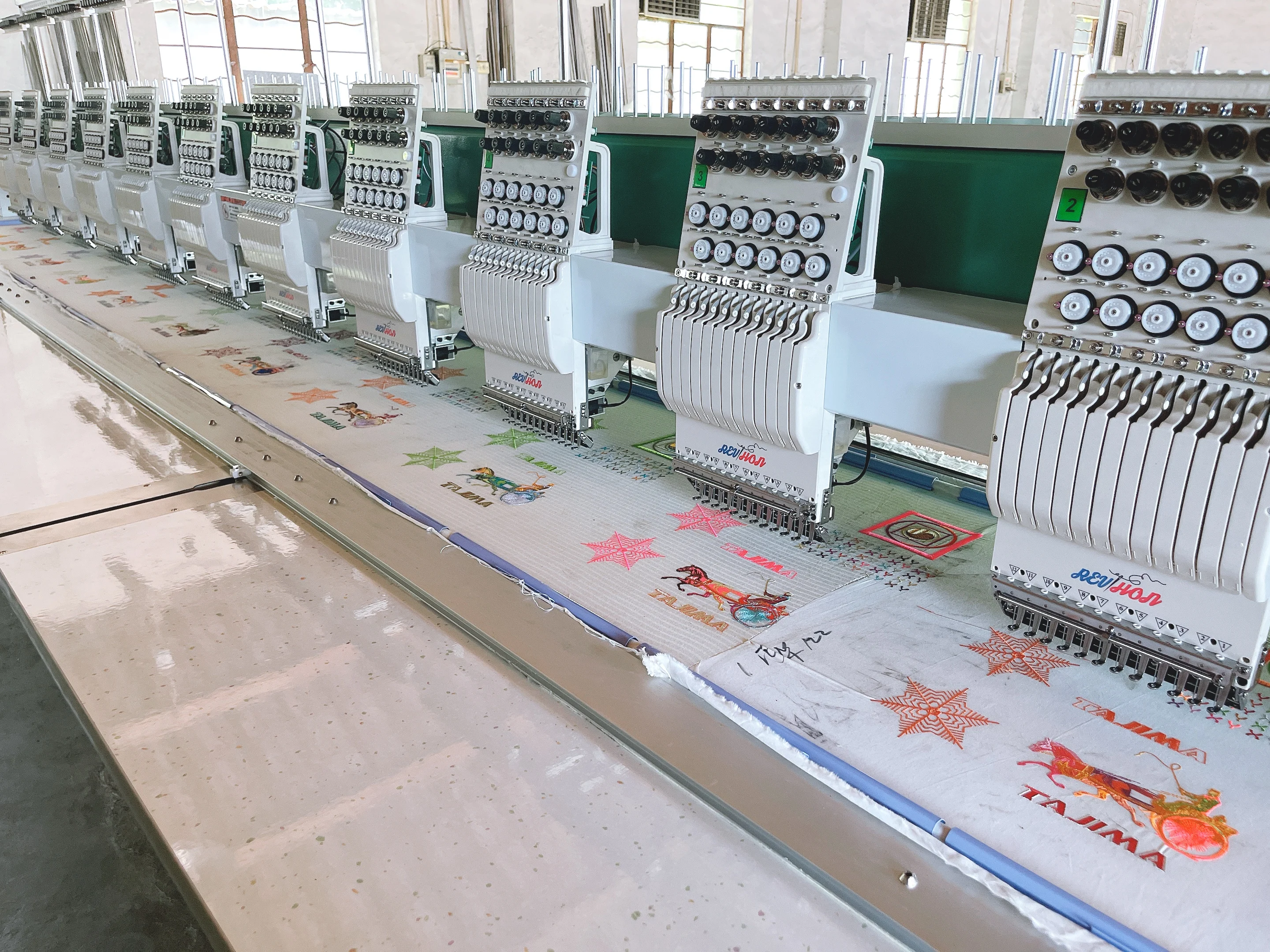 Промышленная Автоматическая вышивальная машина QHM & REVHON с 12 головками, заводская цена