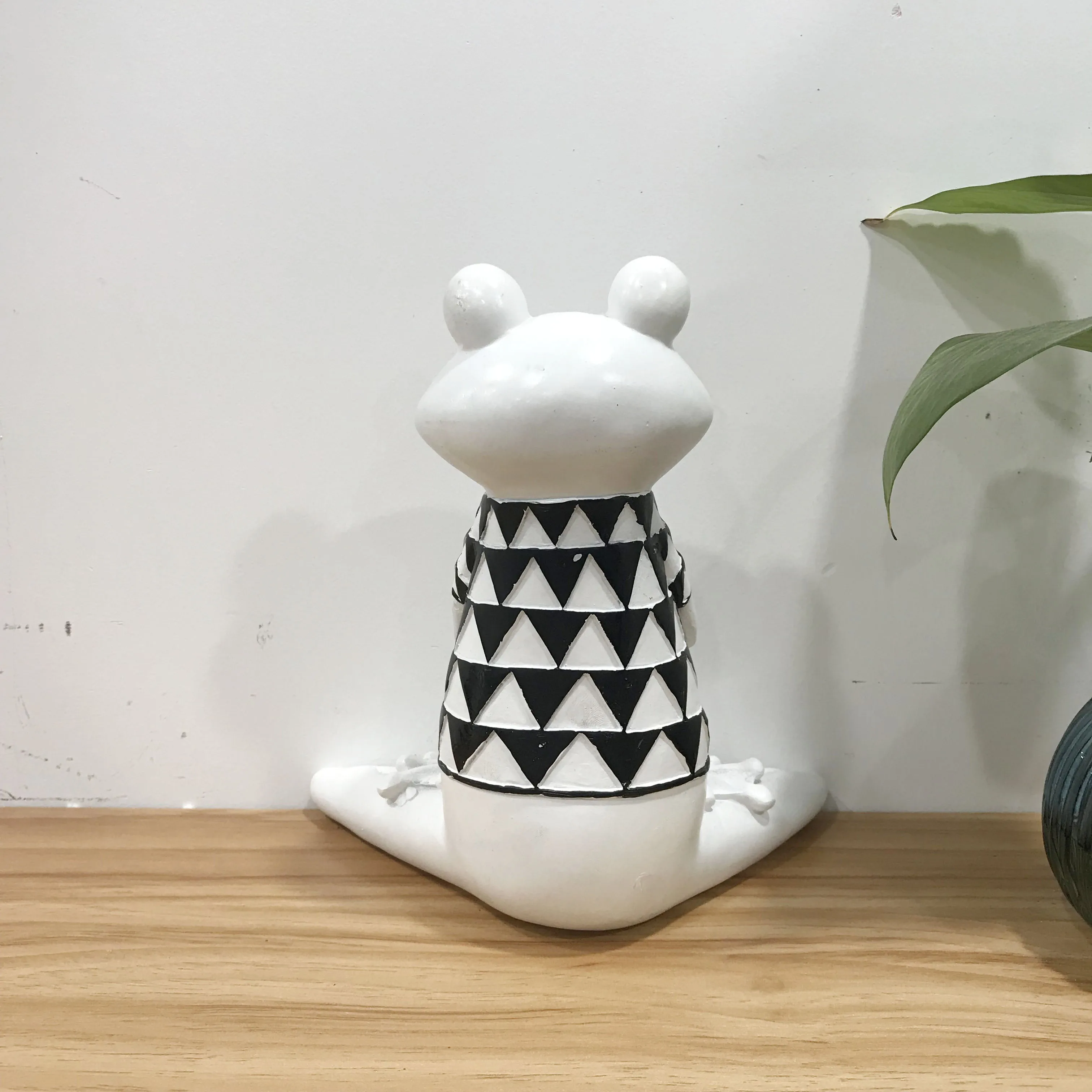 Hot Sale Resin Yoga Frog Sculpture White Store Decor Yoga Frog For Home Furnishing Decoration
