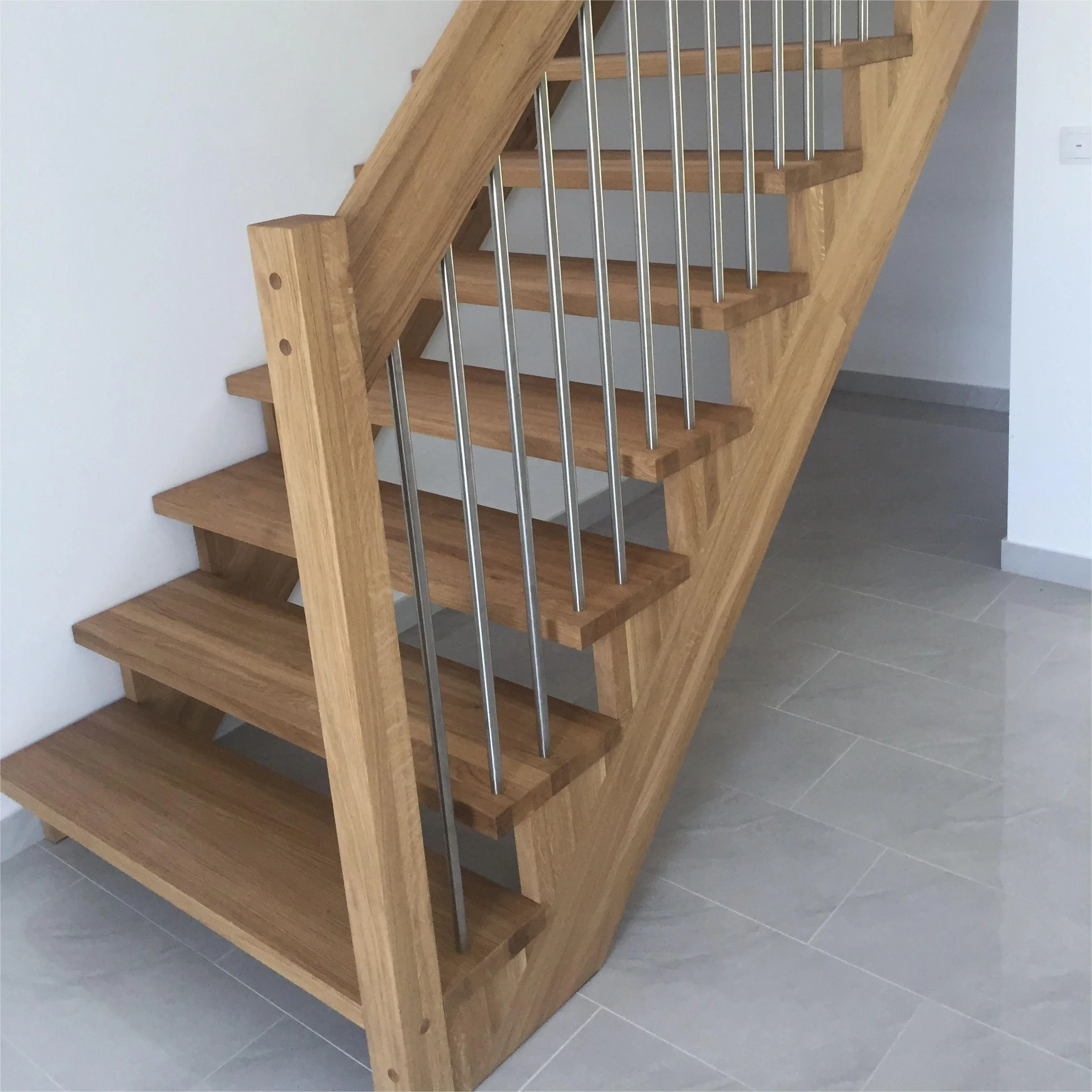 Wholesale Price Of Solid Wood Support Villa Vintage Stair Metal Pipe Guardrail White Oak Pedal Carved Handrail Wooden Staircase