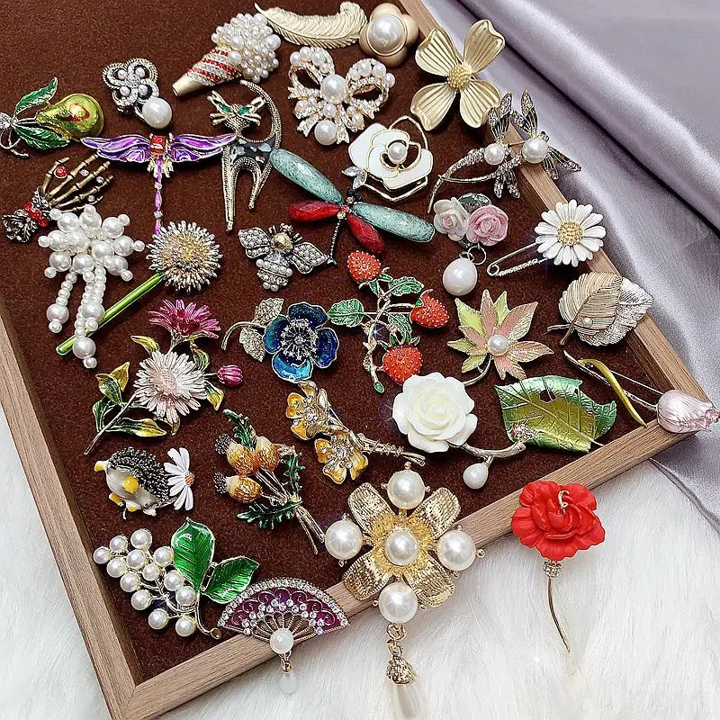Sparkling Rhinestone Brooch for Women Bulk Brooch Rhinestone Korean Flower Pin Brooch Ladies Alloy Female Party Accessories Mix