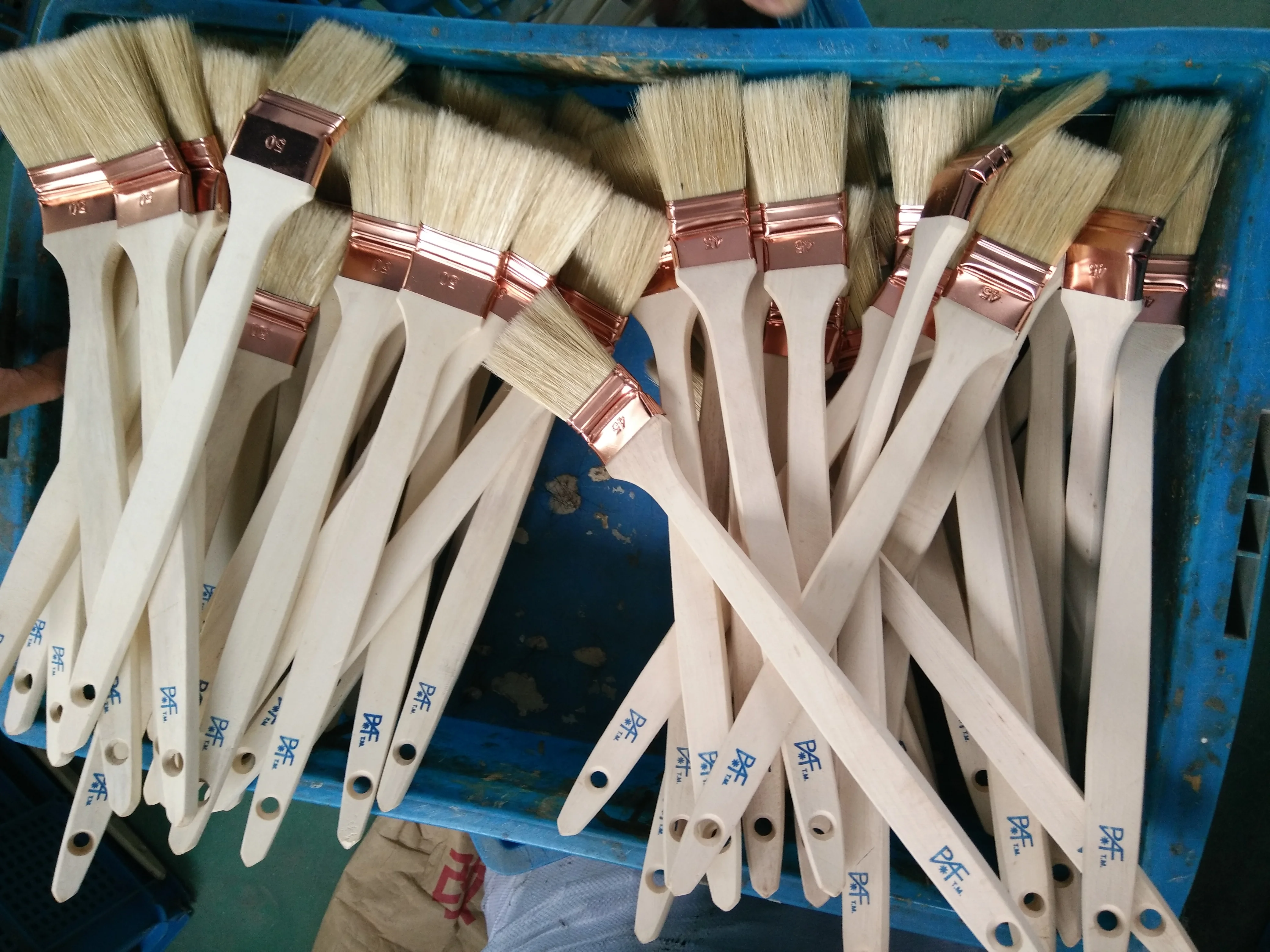 French Type Brass Plated Bent Angle Ferrule Mixed Wire Long Wood Handle Radiator Clean Paint Brush