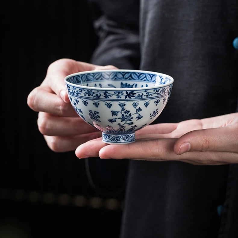 Chinese Style Ceramic Kung Fu Tea Cup Jingdezhen Handmade Flower Wrapped Chicken Heart Cup Blue And White Porcelain Tea Cup