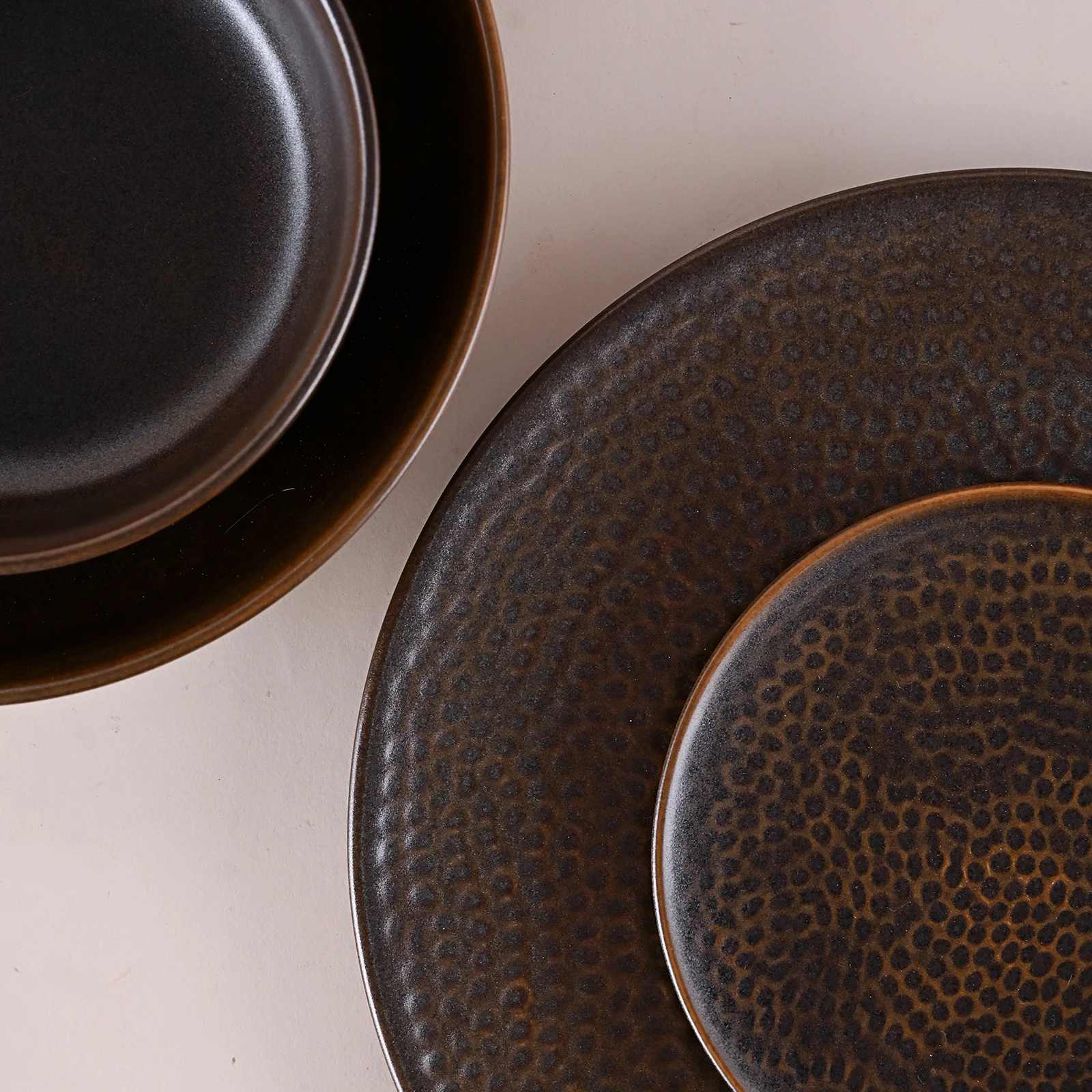 Matte Debossed Round Meteor Crater Design Lunar Surface Effect Reactive Metal Copper Hotel Dinner Plate Restaurant Dessert Plate