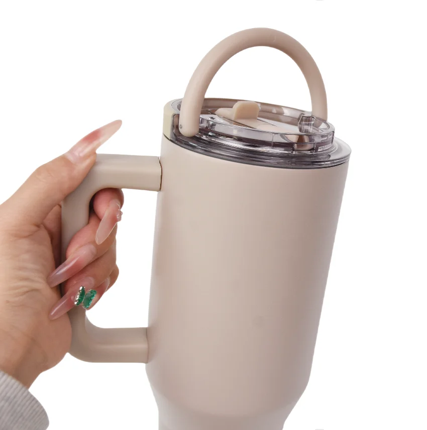 2024 hot selling cup 40 oz leak proof no spill cup flip lid flip straw travelers tumbler power coated ice bottle with top handle