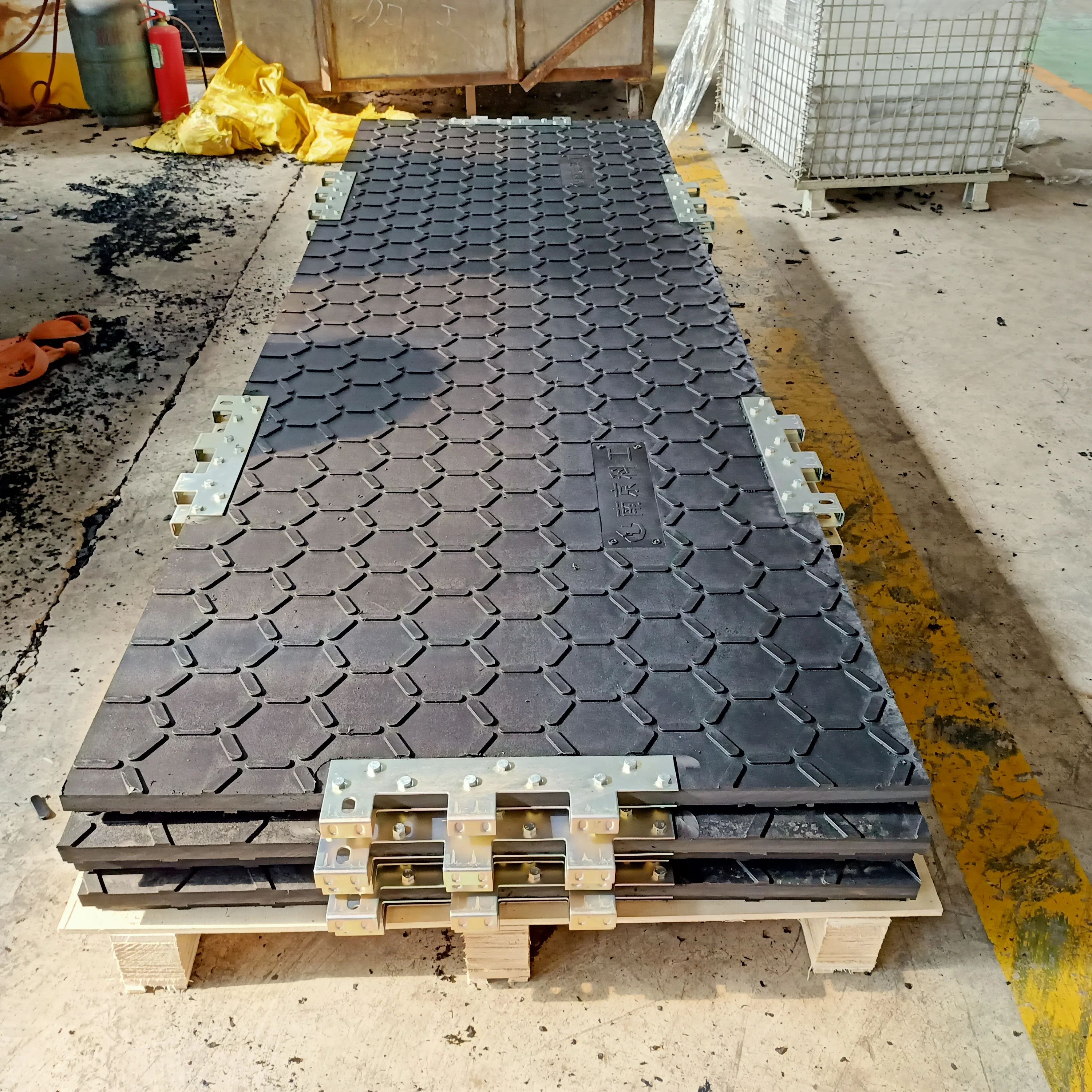 Temporary HDPE Construction Track Protection Ground Mat/4*8ft protection ground cover mats