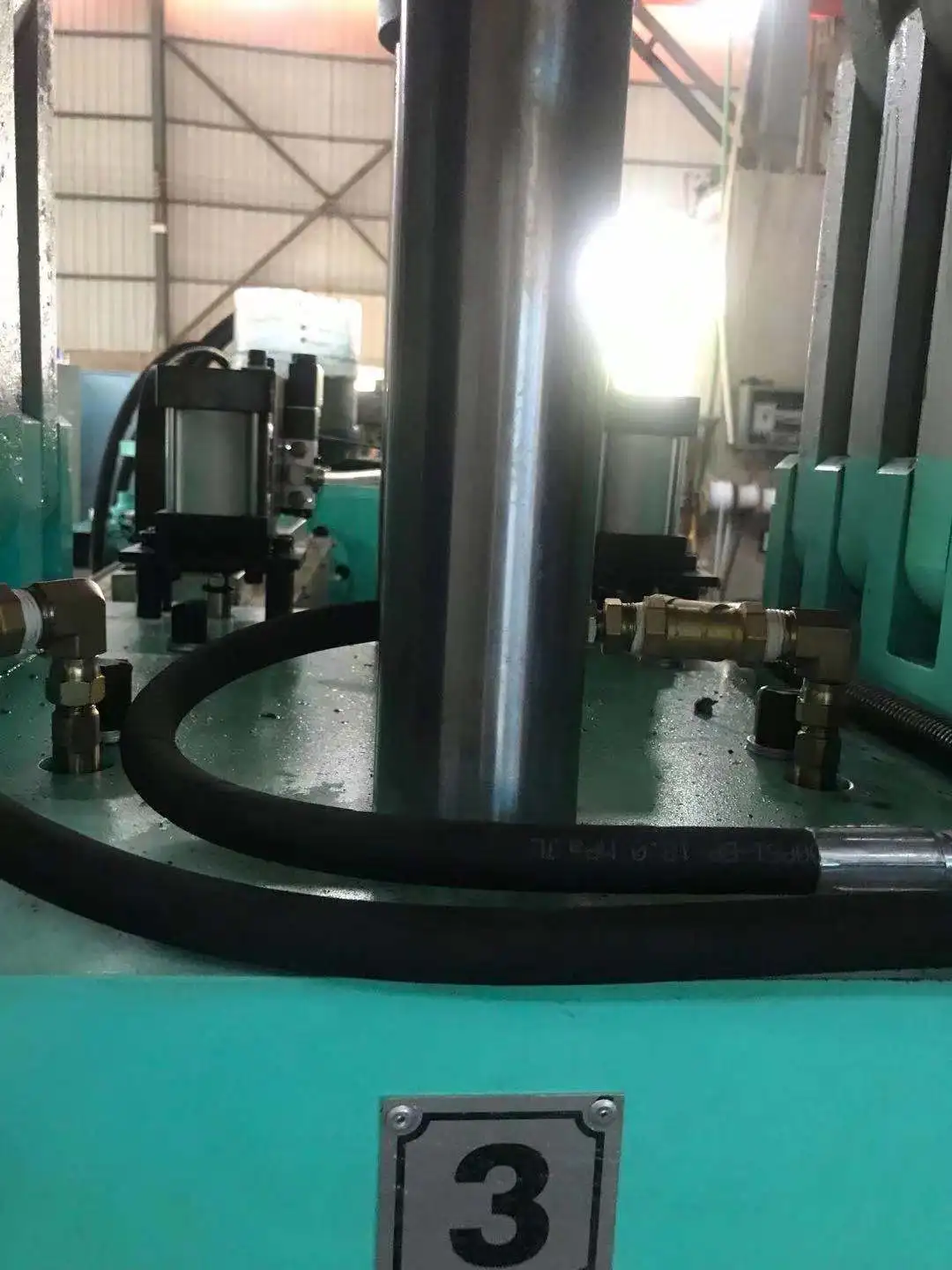 Продажа с завода, использованные тапочки/спортивная подошва, одноцветная машина для литья под давлением обуви EVA