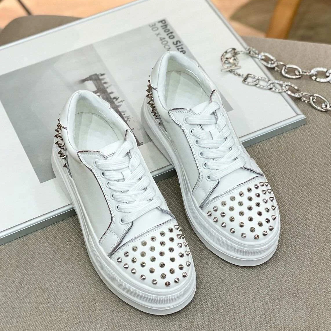 Designer Trainer High Quality Rivet Flat Spikes Men Women Casual Walking Shoes Comfortable Sneakers Pantshoes Shoes