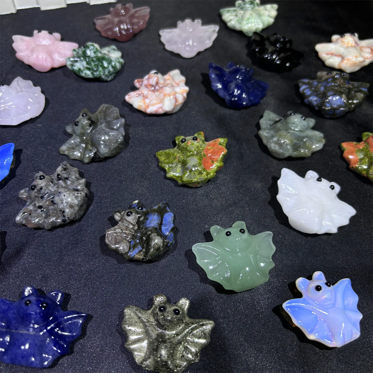 Kindfull Wholesale Natural Stone Crystal Carving Crafts Mix Materials Pyrite Bats Crystal Carvings Animals For Halloween Decora