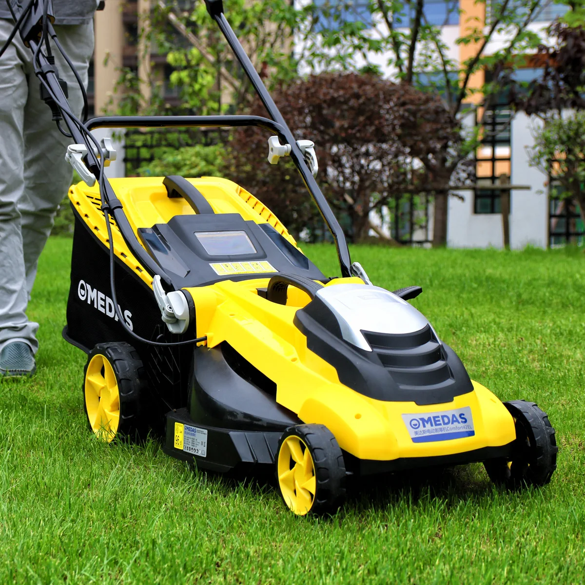
High power lawn mower A hand-pushed household lawn mower 