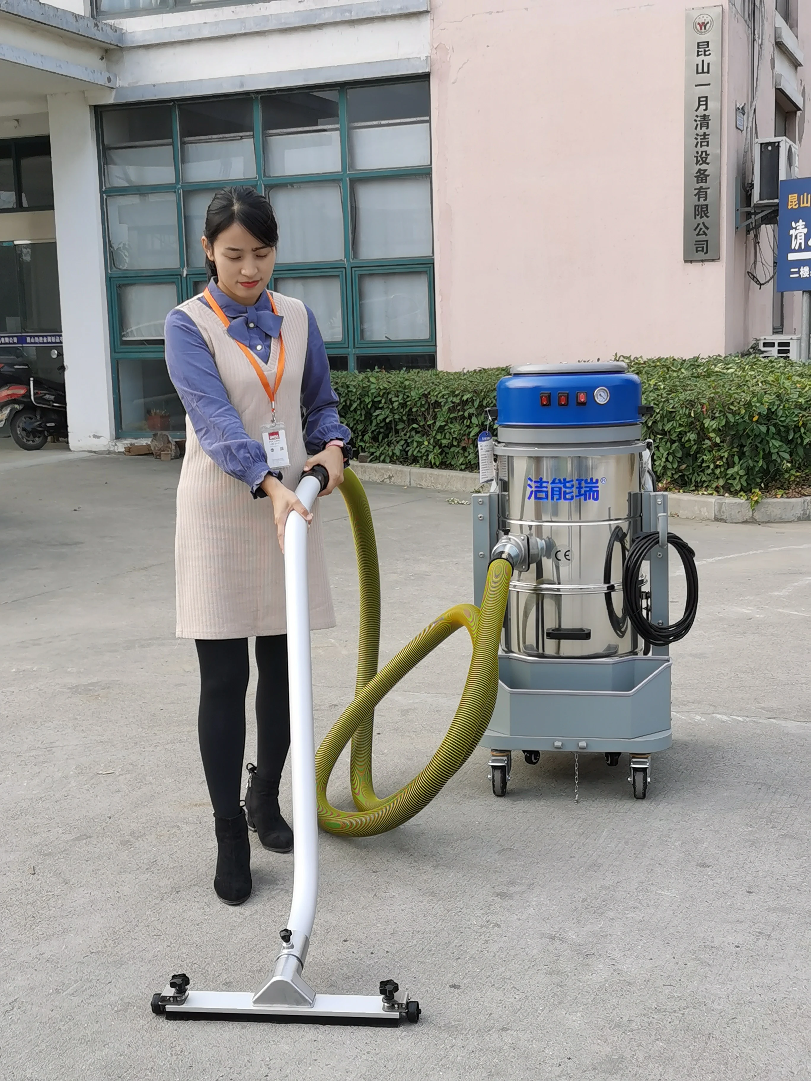 Powerful suction Industrial Vacuum with Three Ametek Motors to Clean Floor