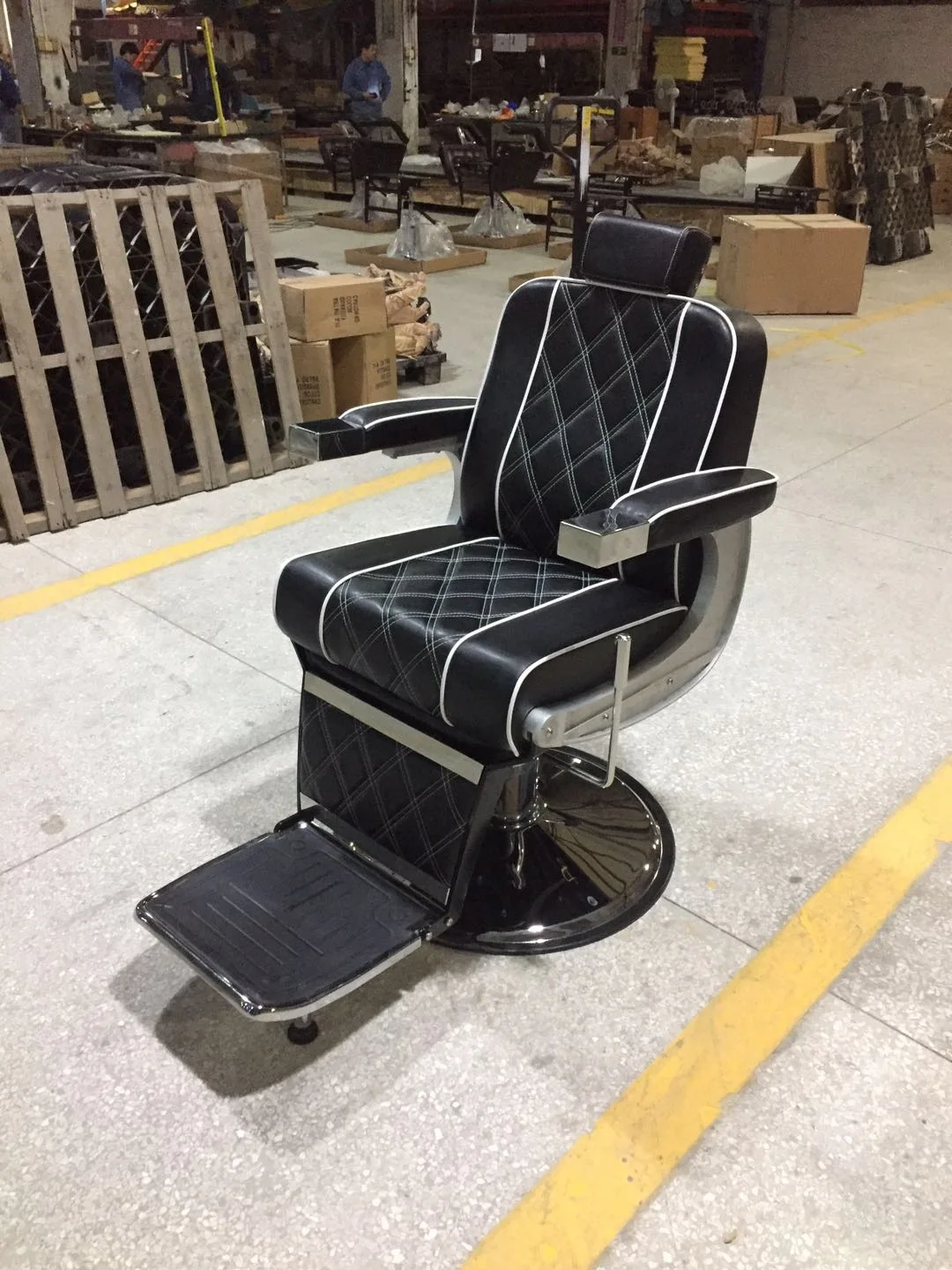 Black Classic Shape Hydraulic Barber Chair Leather Diamond Pattern Embroidery Salon Furniture Hairdresser Barber Chair