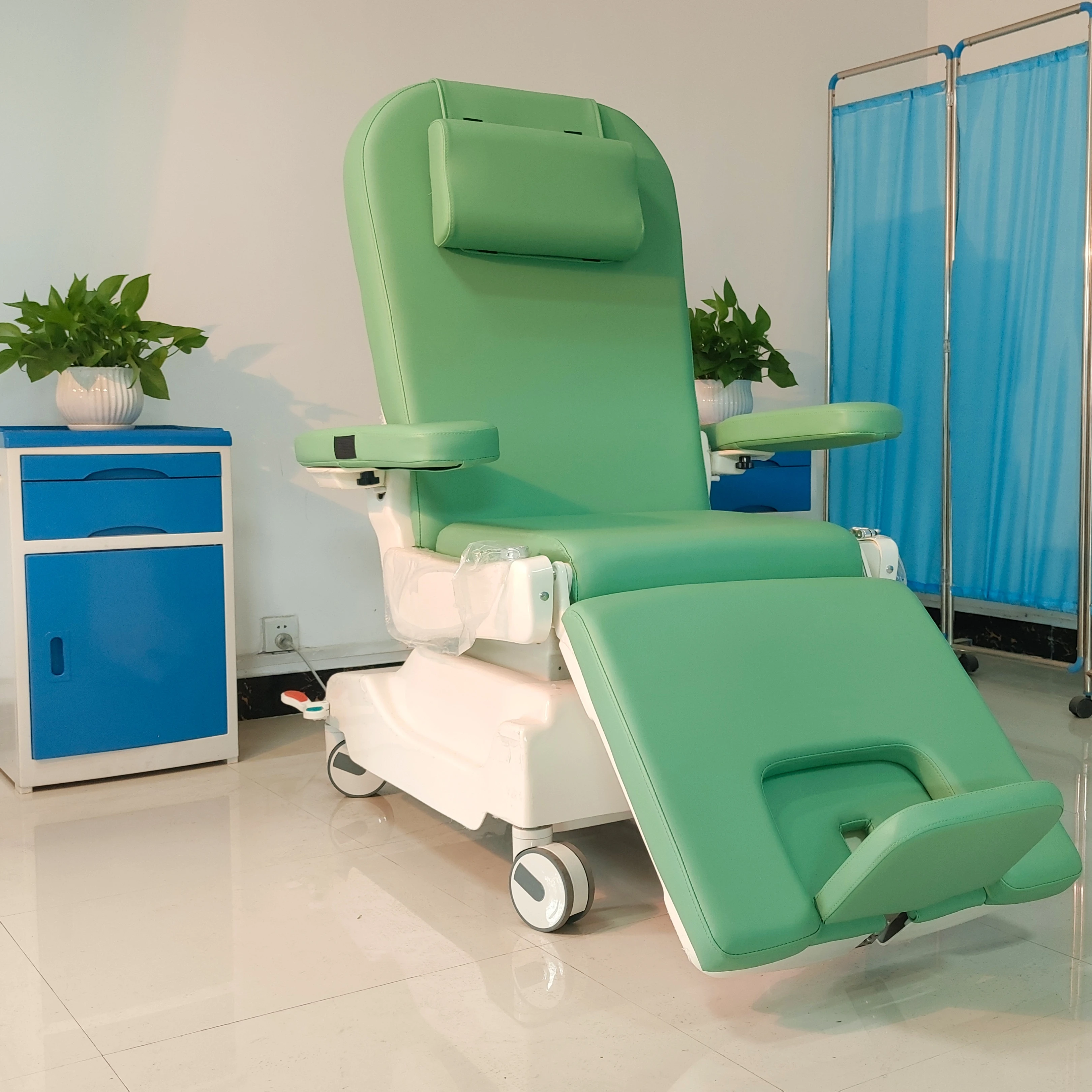 PY-YD-410 Height-adjustable Reclining Chemotherapy Hemodialysis Chair with Footrest