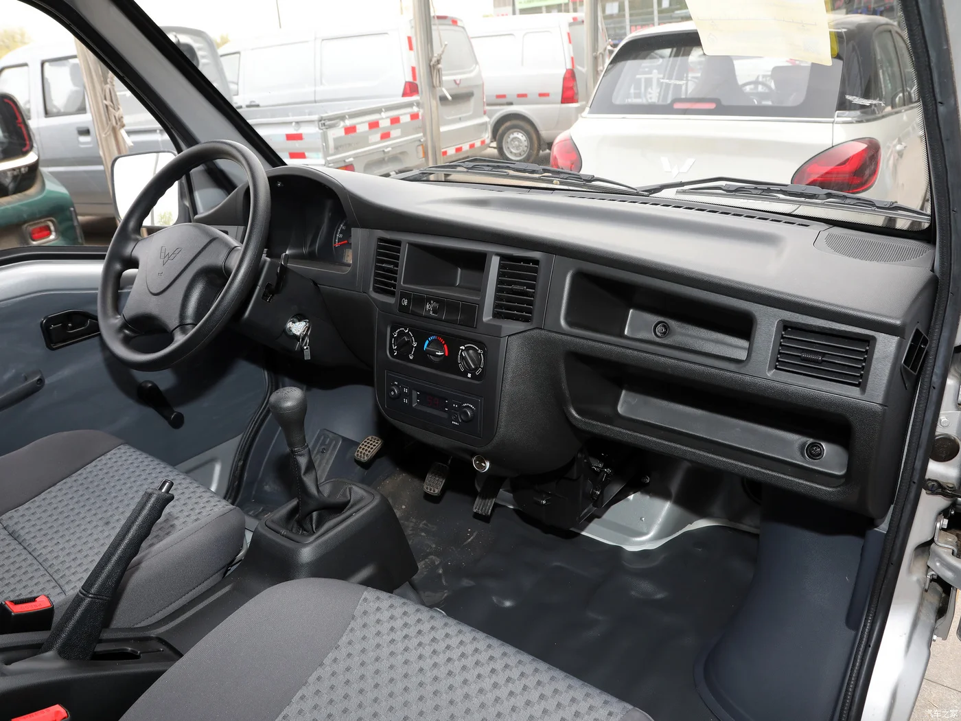 Cheapest Popular High Quality Van Minibus For Wuling Light 2023 1.5L Practical 5/7 seats