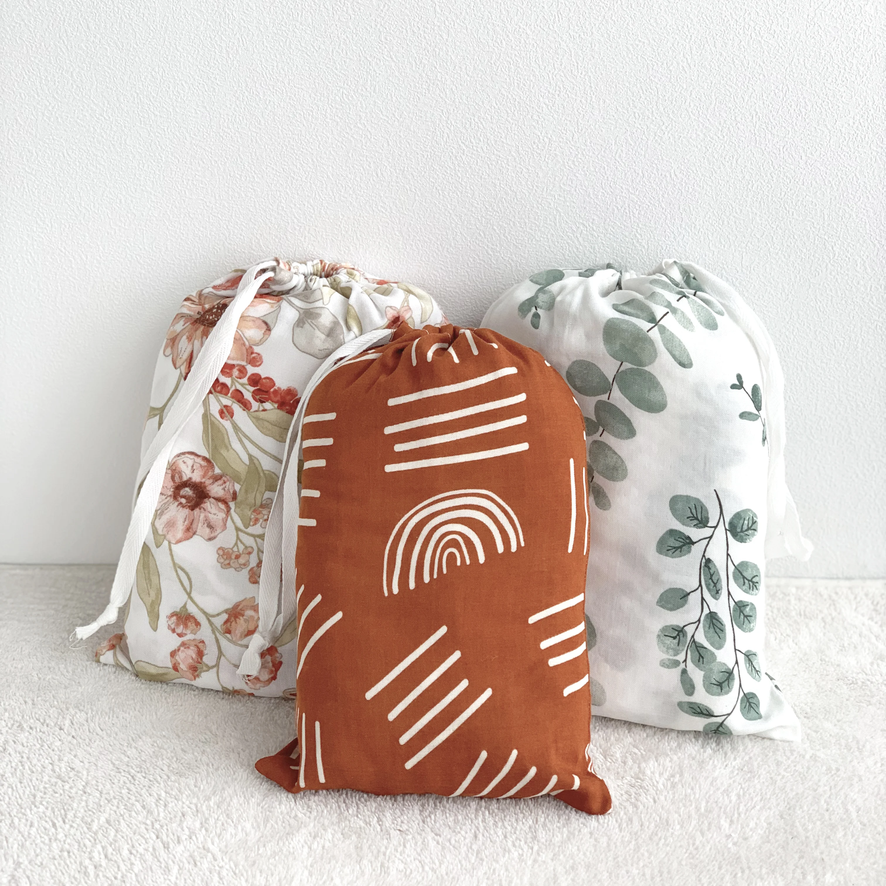 Customized  Organic 70% bamboo 30%cotton muslin Crib Sheet Checkerboard  Baby Fitted Cot Bassinet Sheets with drawstring bag