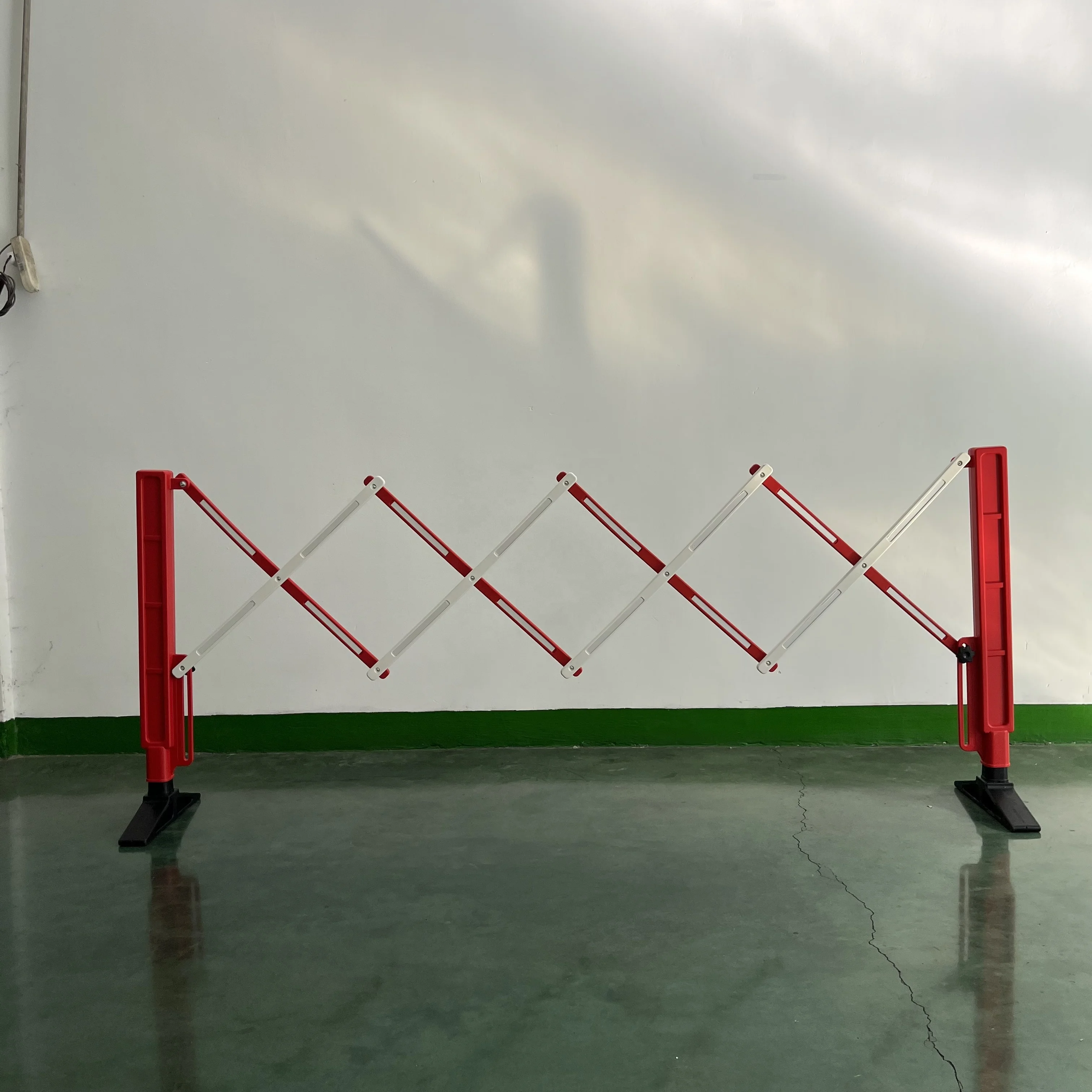 New Road Safety Portable Expanding Security Barricade Portable Guardrail PE Retractable Traffic Fence