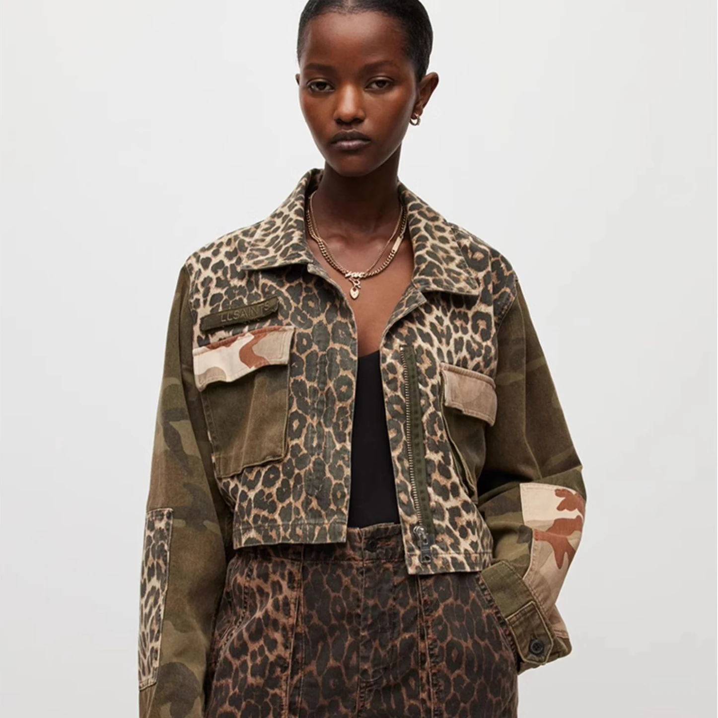 Куртка-бомбер женская укороченная с леопардовым принтом