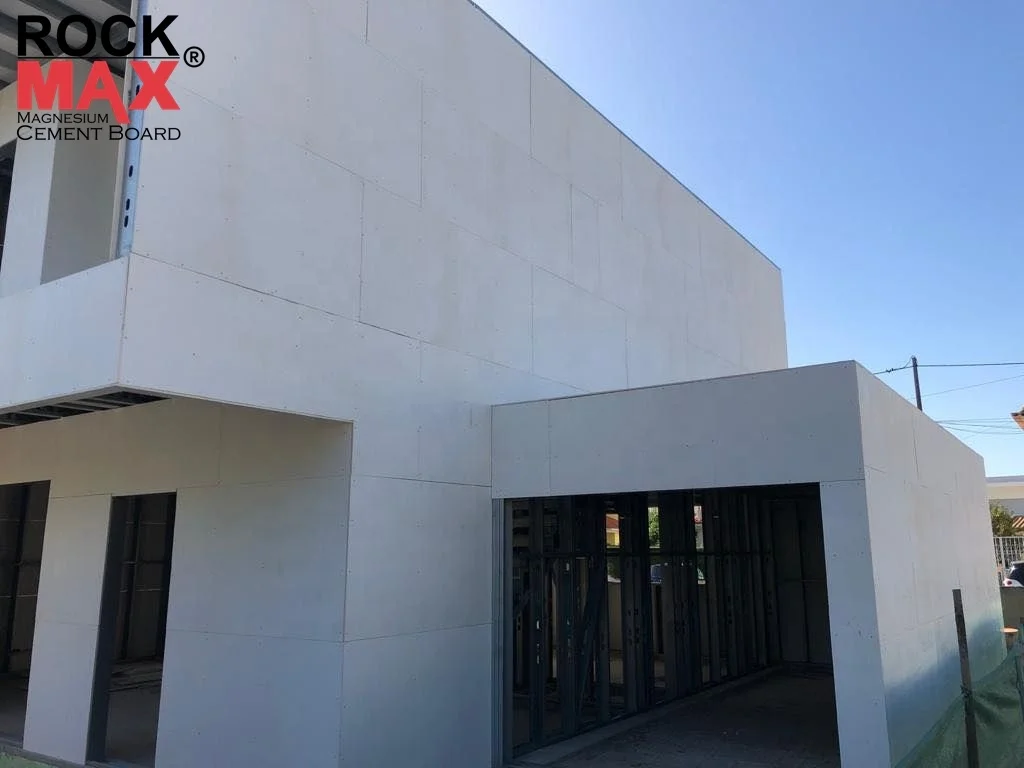 Lightweight chloride free mgo board with high strength