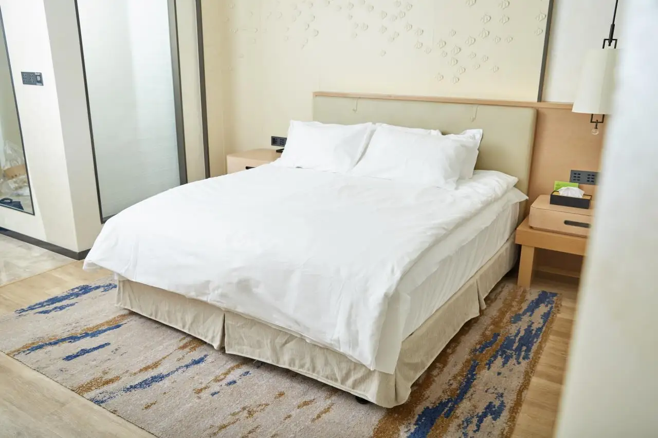 Одноразовый нетканый набор из четырех предметов простыня пододеяльник подушка