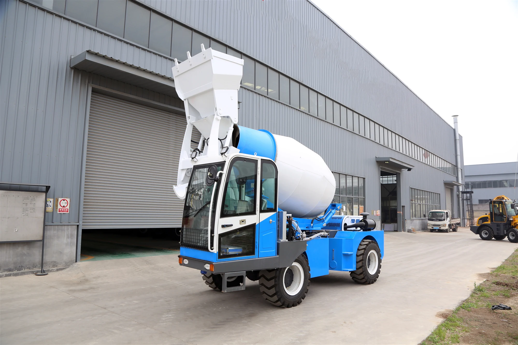 3.5m3 self loading Concrete Mixers Truck Price Concrete Mixer Truck moving 3.5 cubic truck