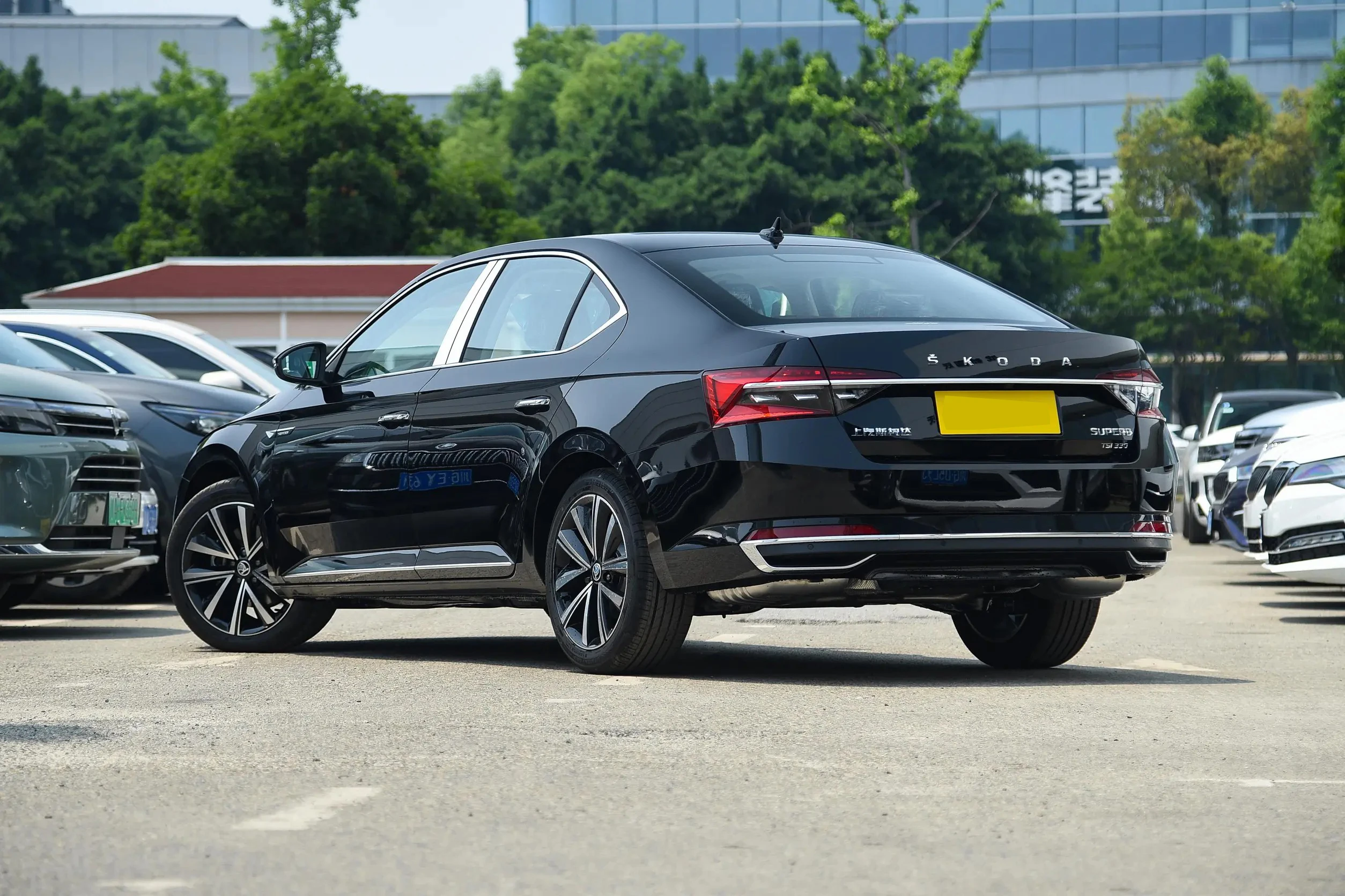 SKODA Superb HATCHBACK FWD Gas Petrol 2.0T 186PS L4 R18 137kW/320Nm Luxury Edition LHD