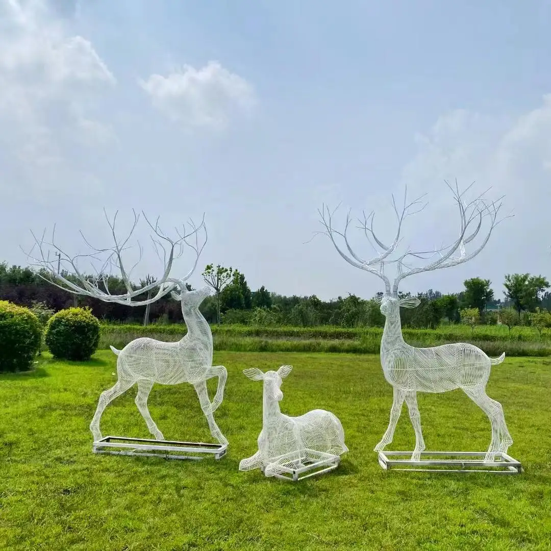 The lovely animal sculptures in the park can be placed inside and outside the giraffe cutout sculpture model