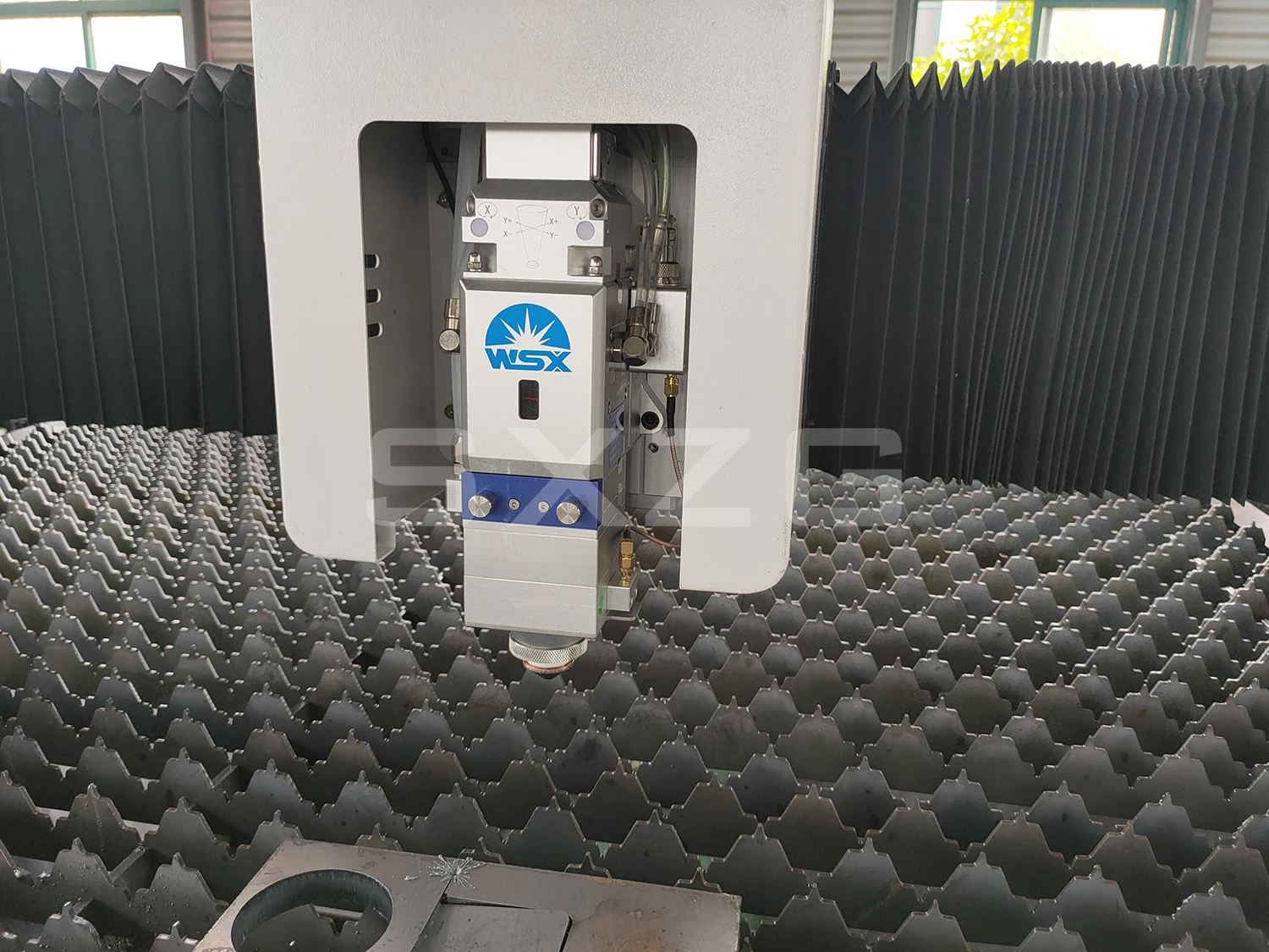 SANXIN 3KW Hot sale metal fiber laser cutting machine with automatic loading and unloading system for 10m pipe